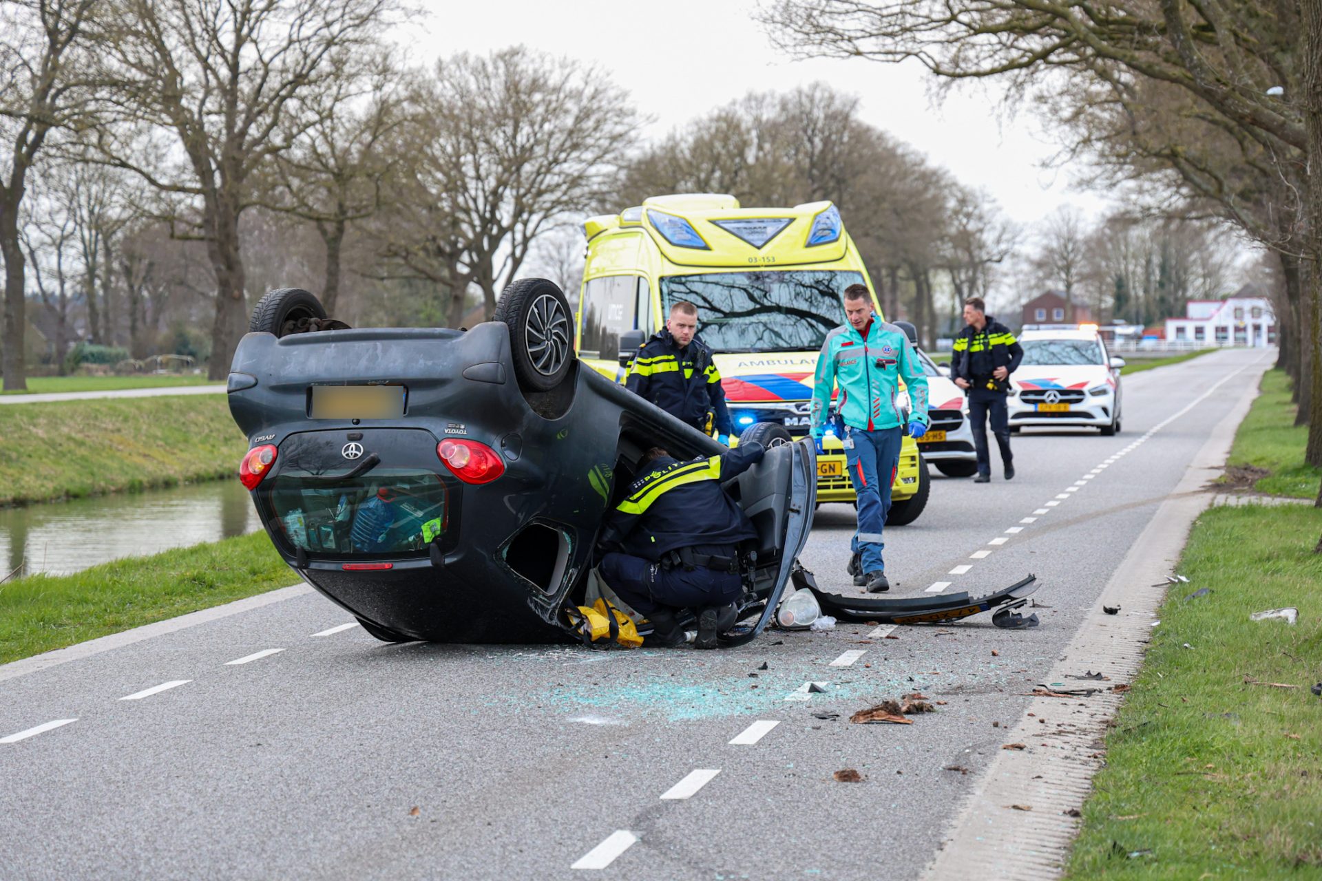 Bestuurder aangehouden na crash tegen boom