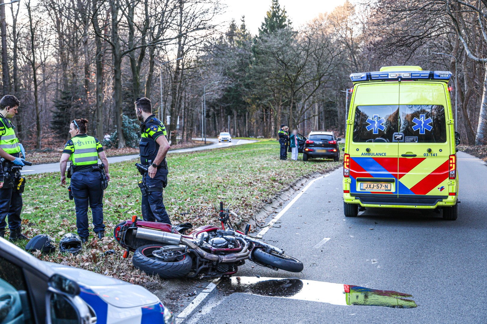 Motorrijder gewond na botsing met auto op kruising