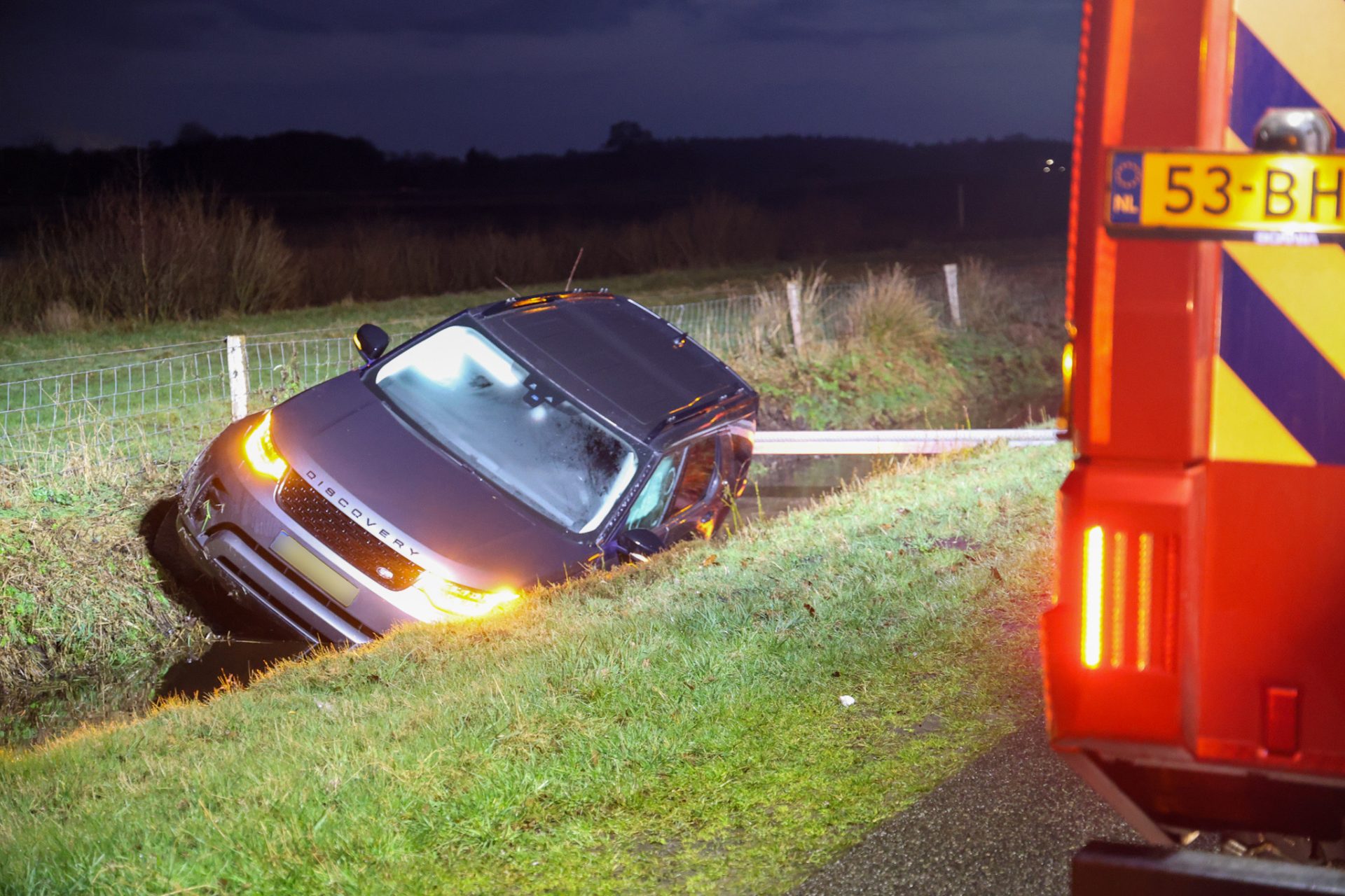 Auto belandt in sloot