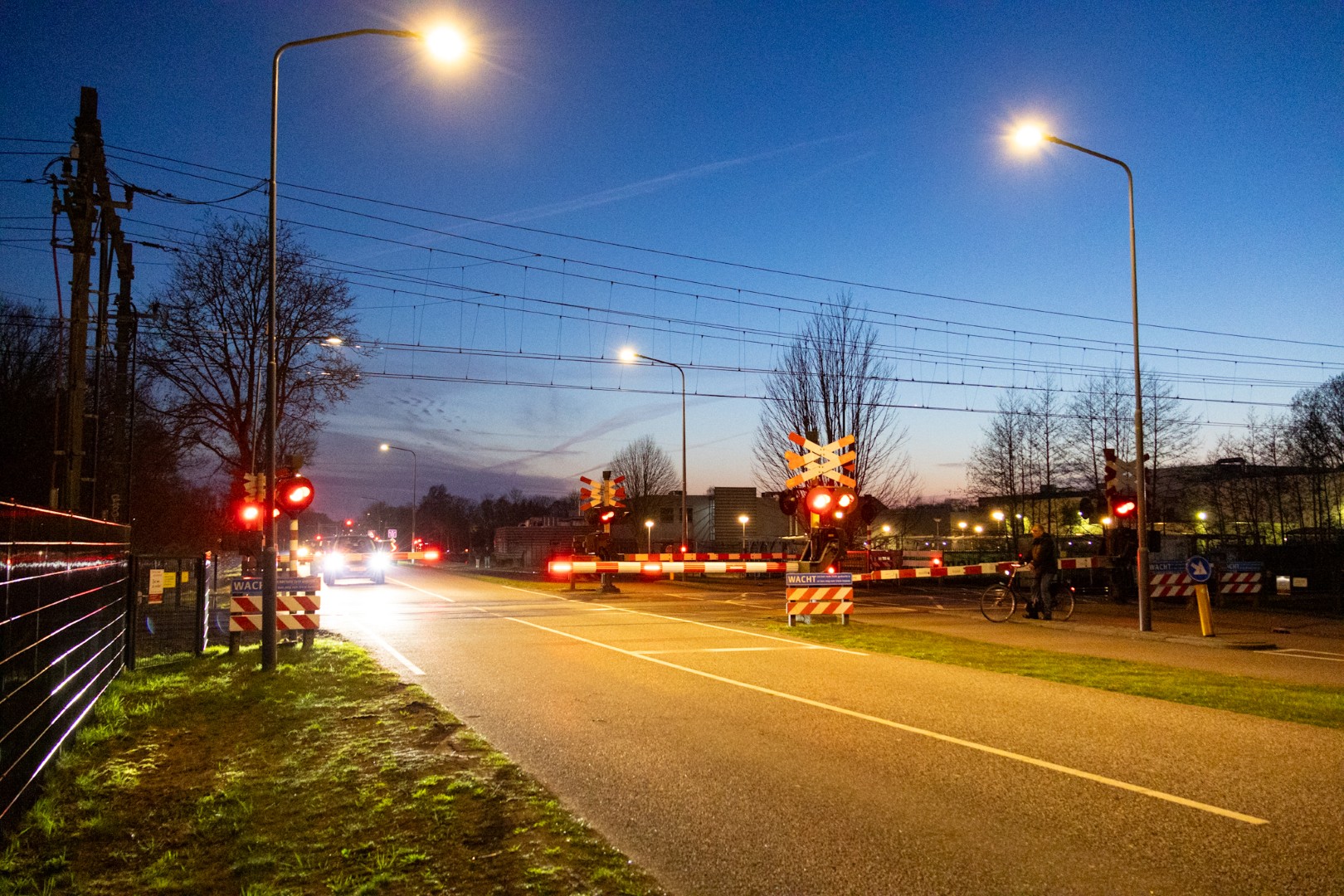 Verkeersdrukte door storing bij spoorwegovergang die dicht blijft