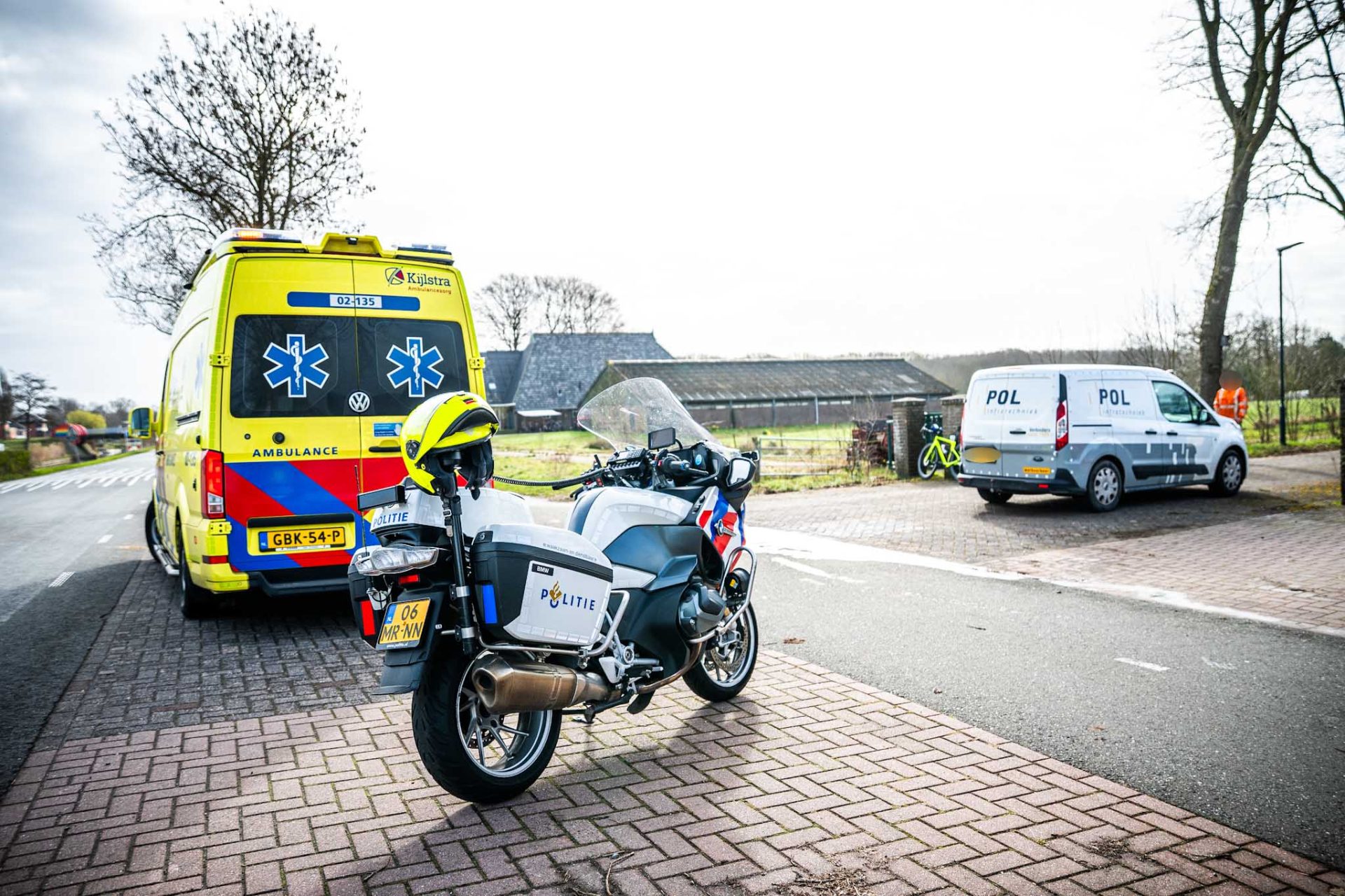 Wielrenster ernstig gewond na botsing met bestelbus