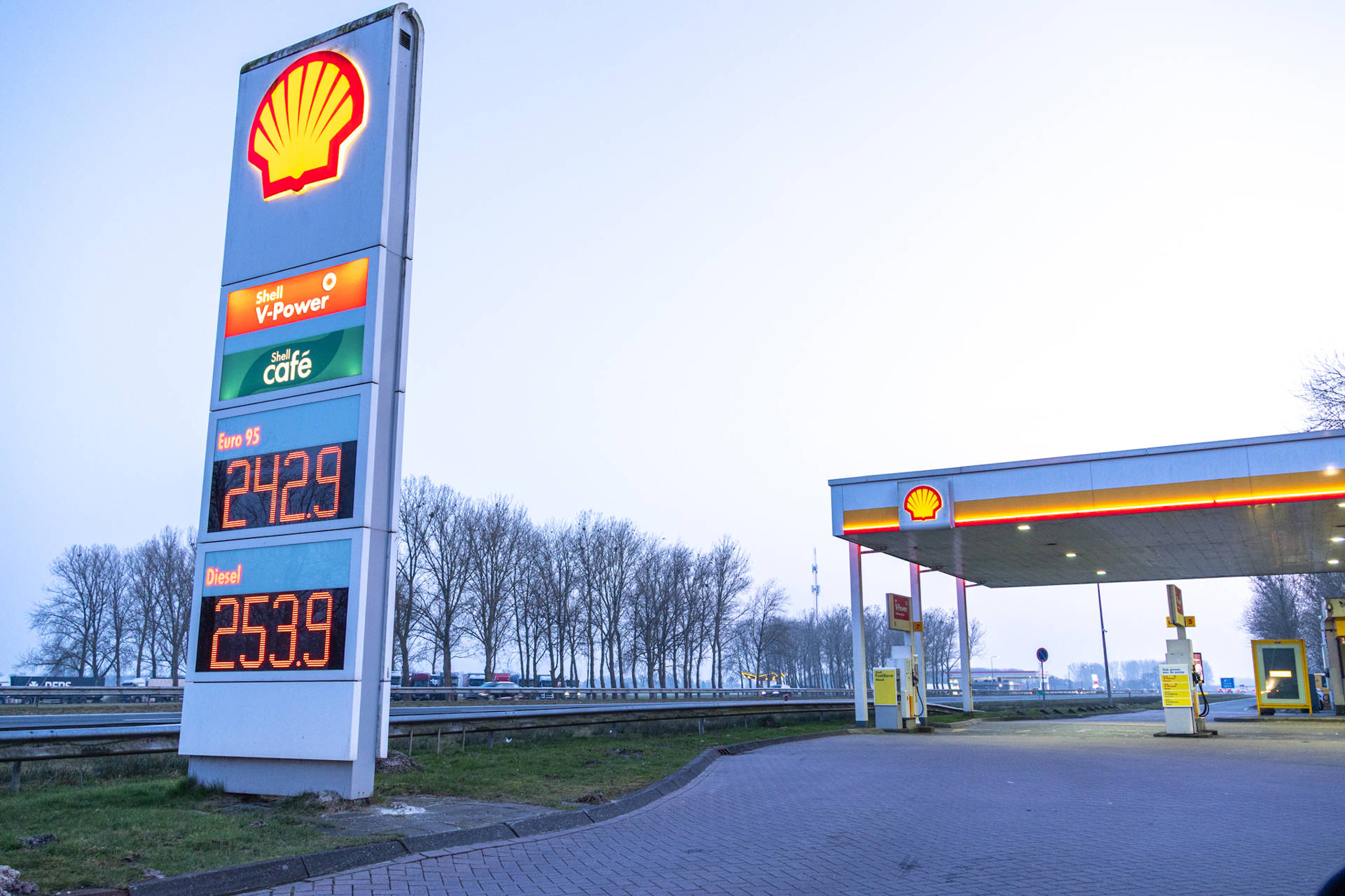 Dieselprijs behaalt recordniveau, nu veel duurder dan benzine