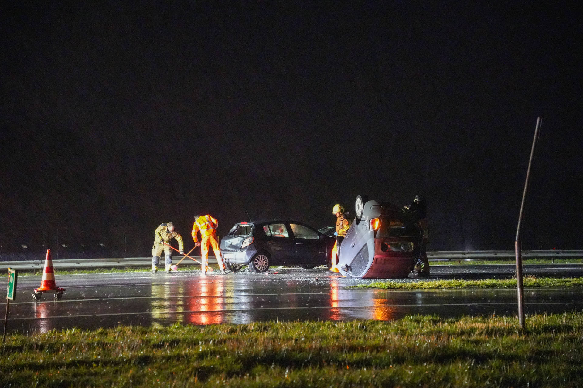 Drie auto’s betrokken bij fors ongeval, auto slaat over de kop