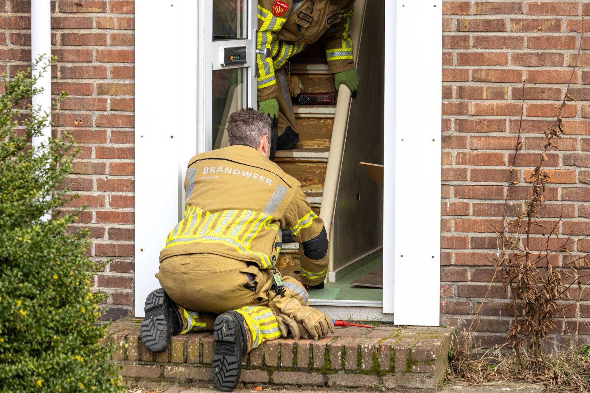 Brandweer bevrijdt kat uit kruipruimte van woning