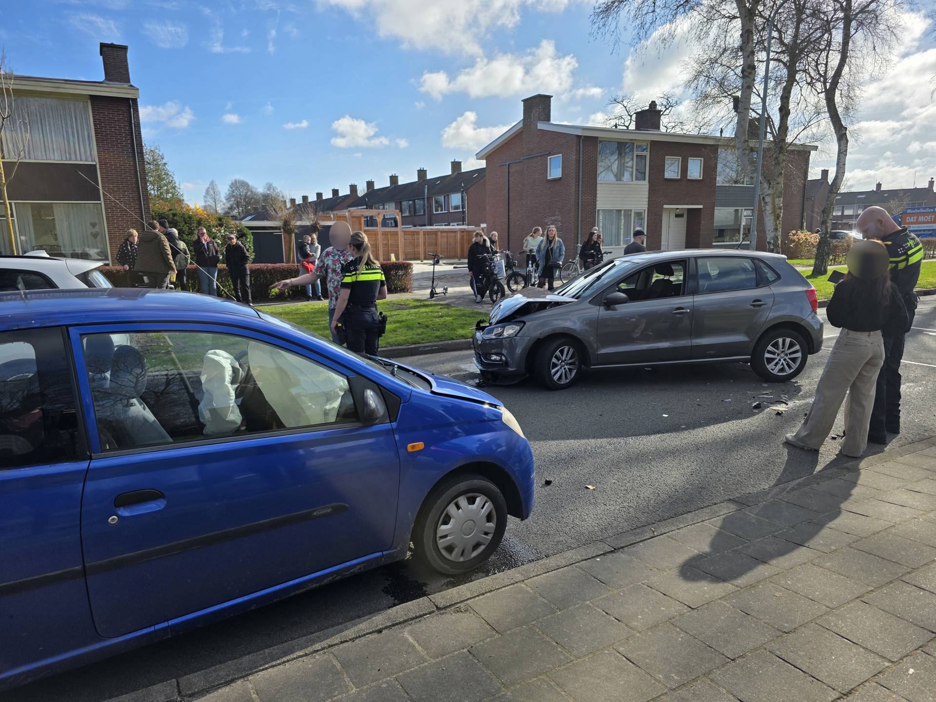 Bestuurder vlucht na aanrijding met twee auto’s