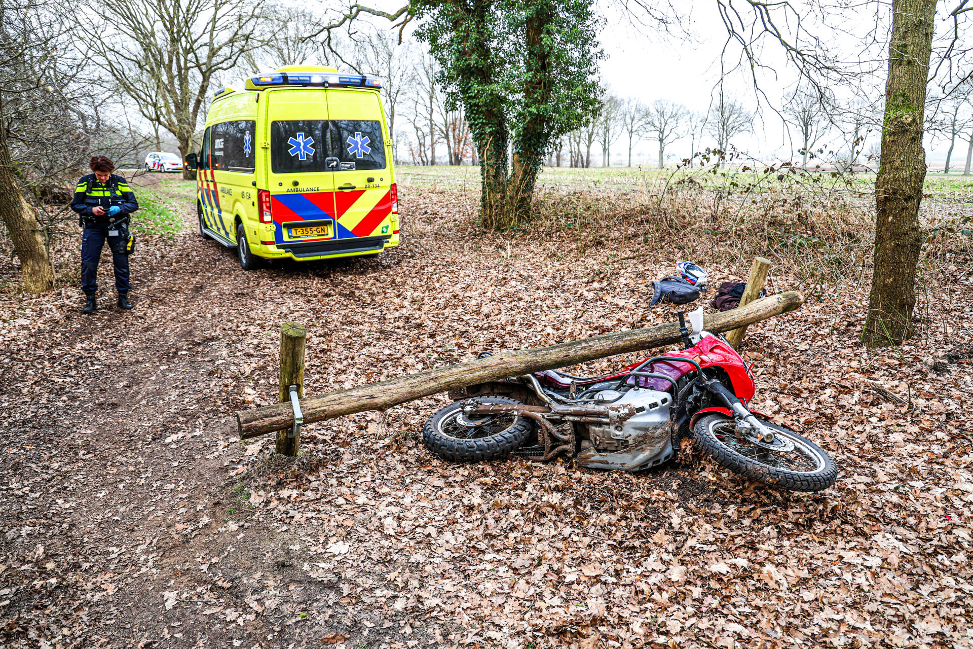 Motorrijder zwaargewond nadat hij hek over het hoofd ziet