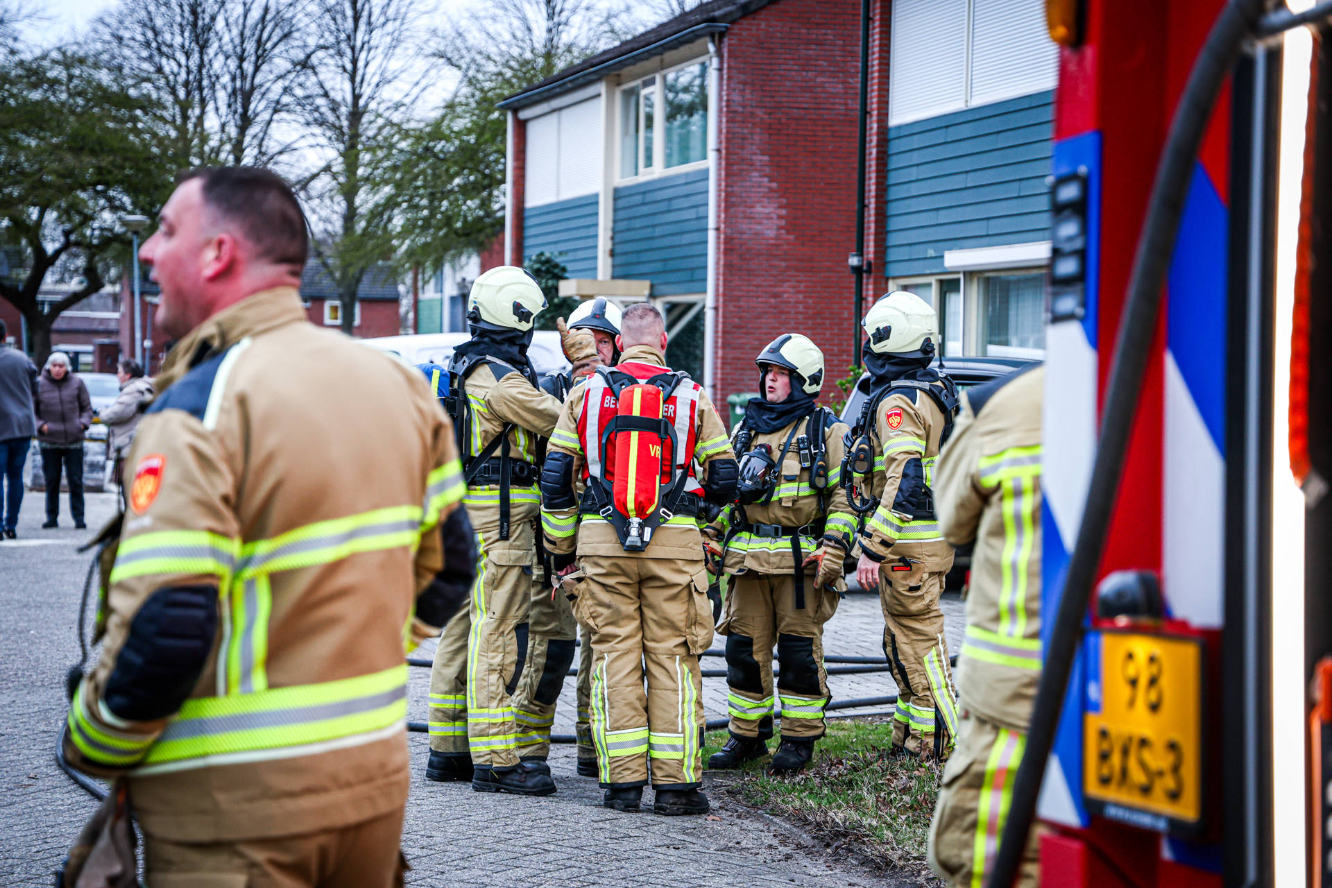 Brandweer blust woningbrand, vermoedelijk veroorzaakt door pelletkachel