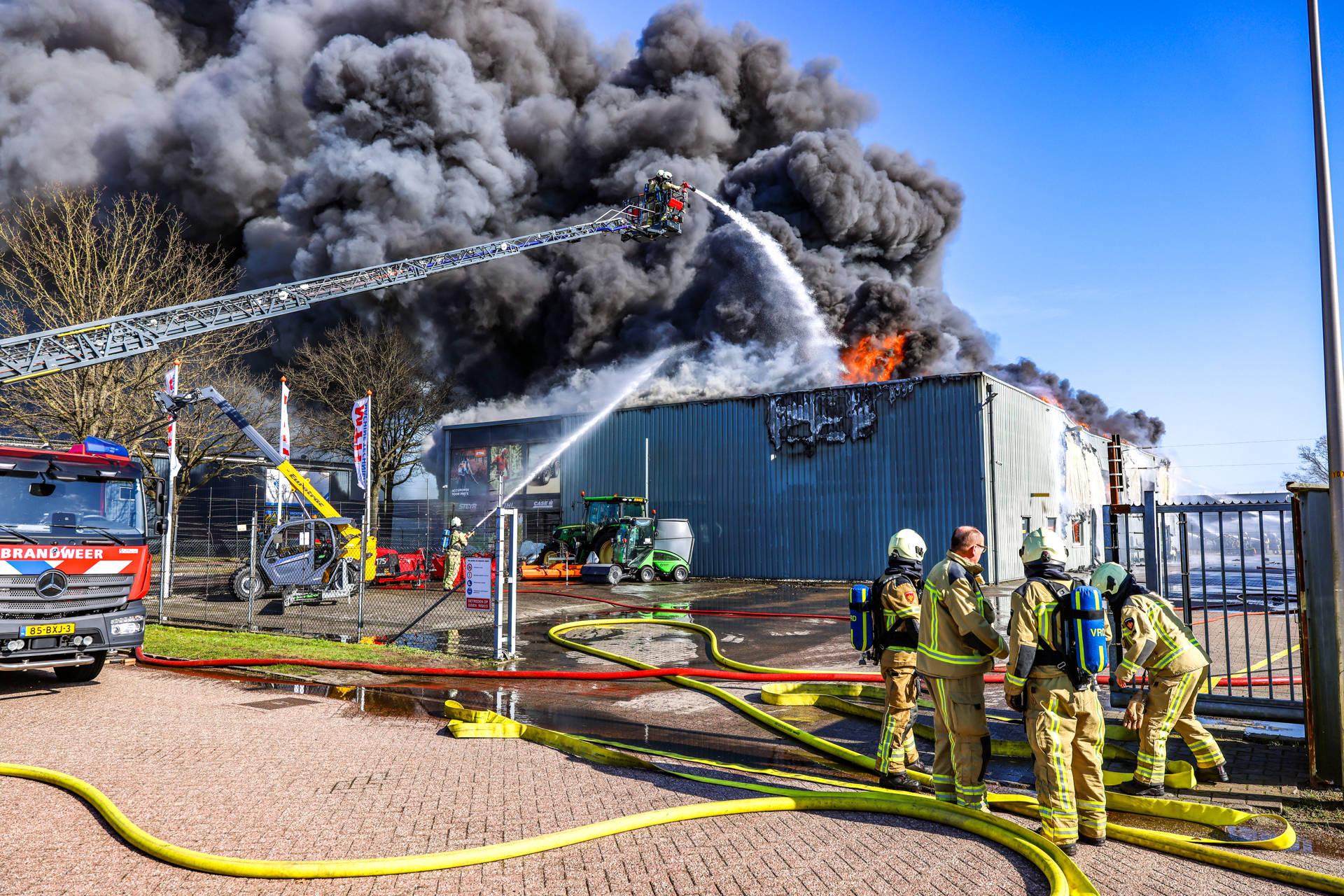 [FOTO’S EN VIDEO] Grote brand in Hoogeveen