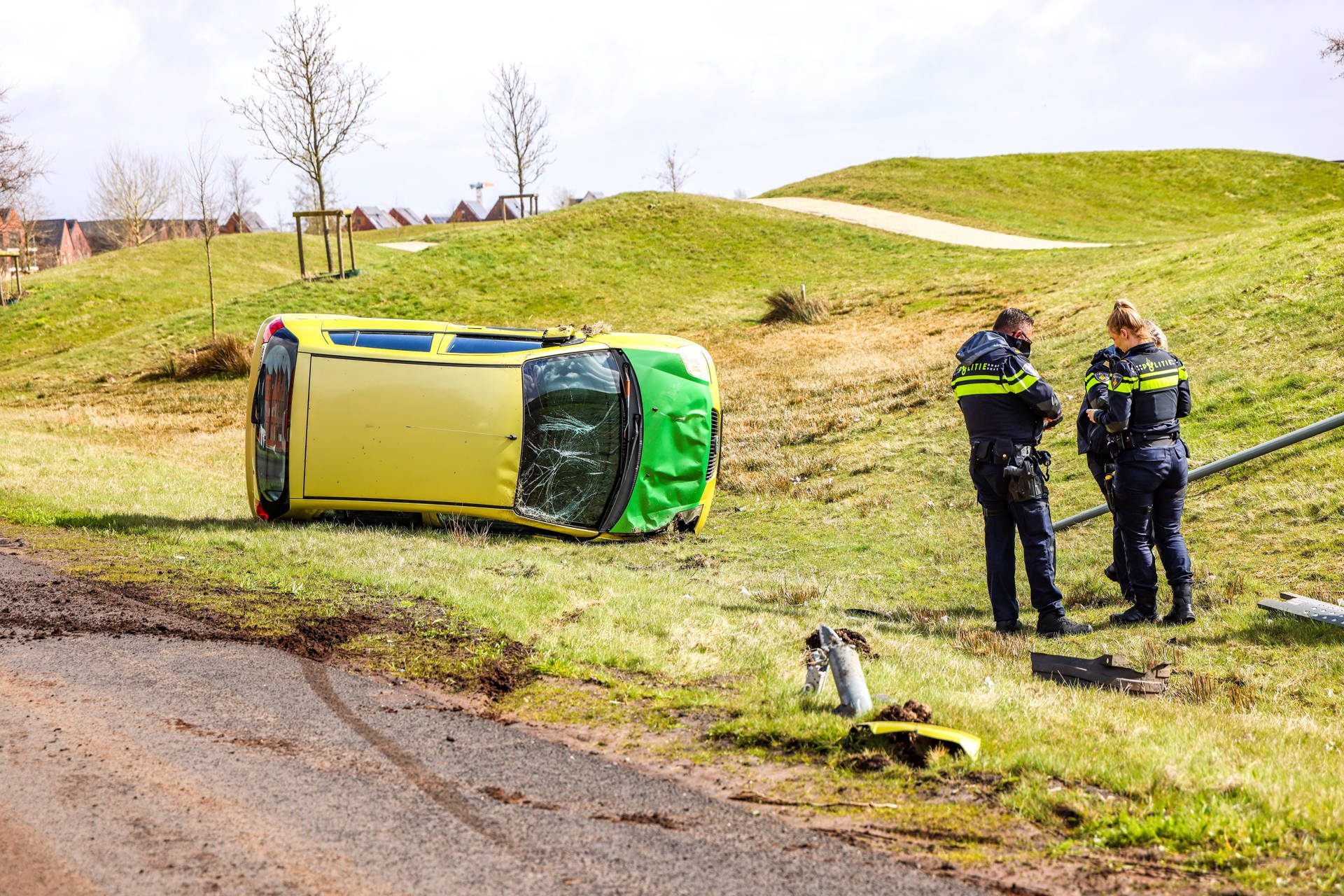 Automobilist belandt op zijn zijkant