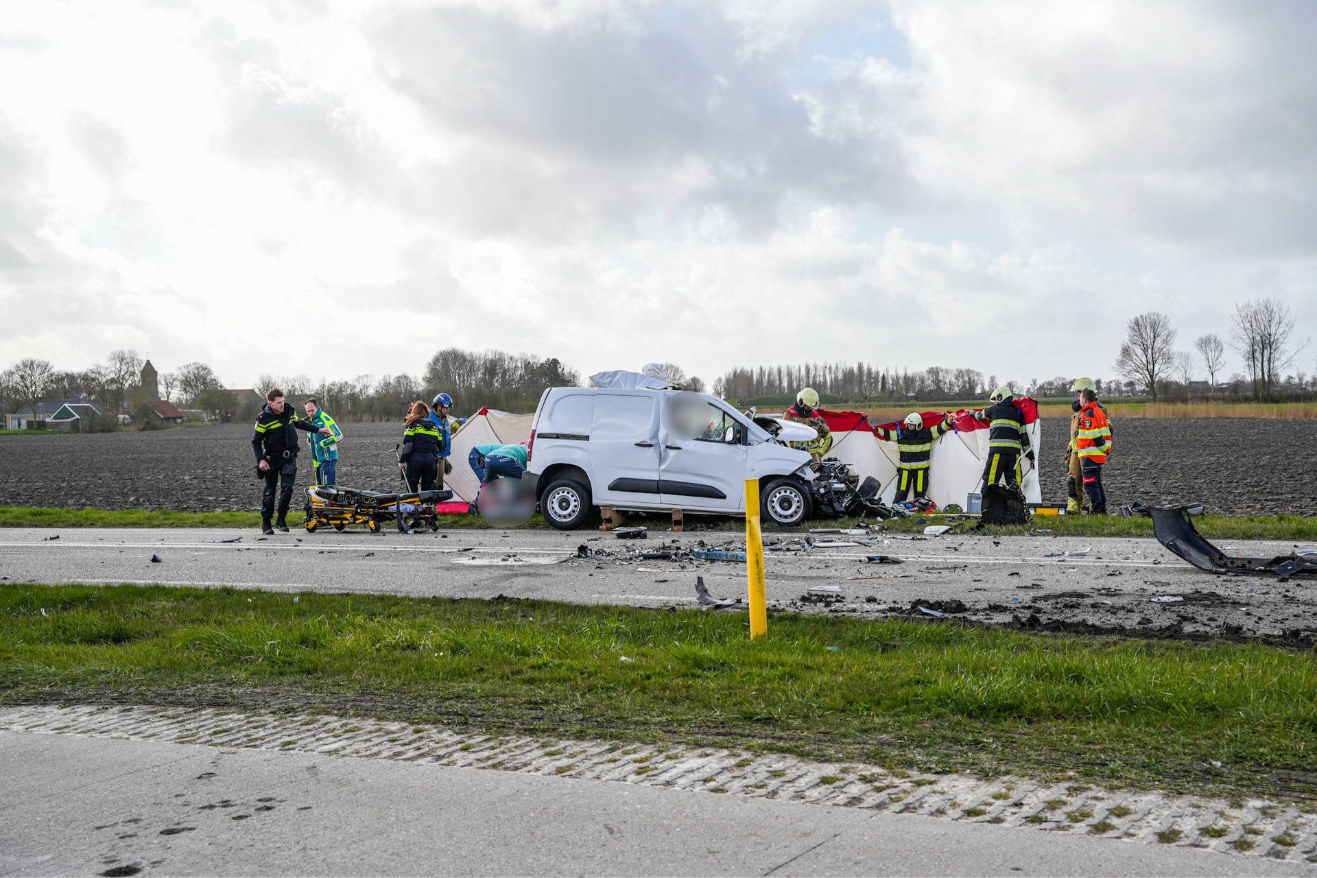 Bestuurder bestelbus ernstig gewond bij ongeval met vrachtwagen