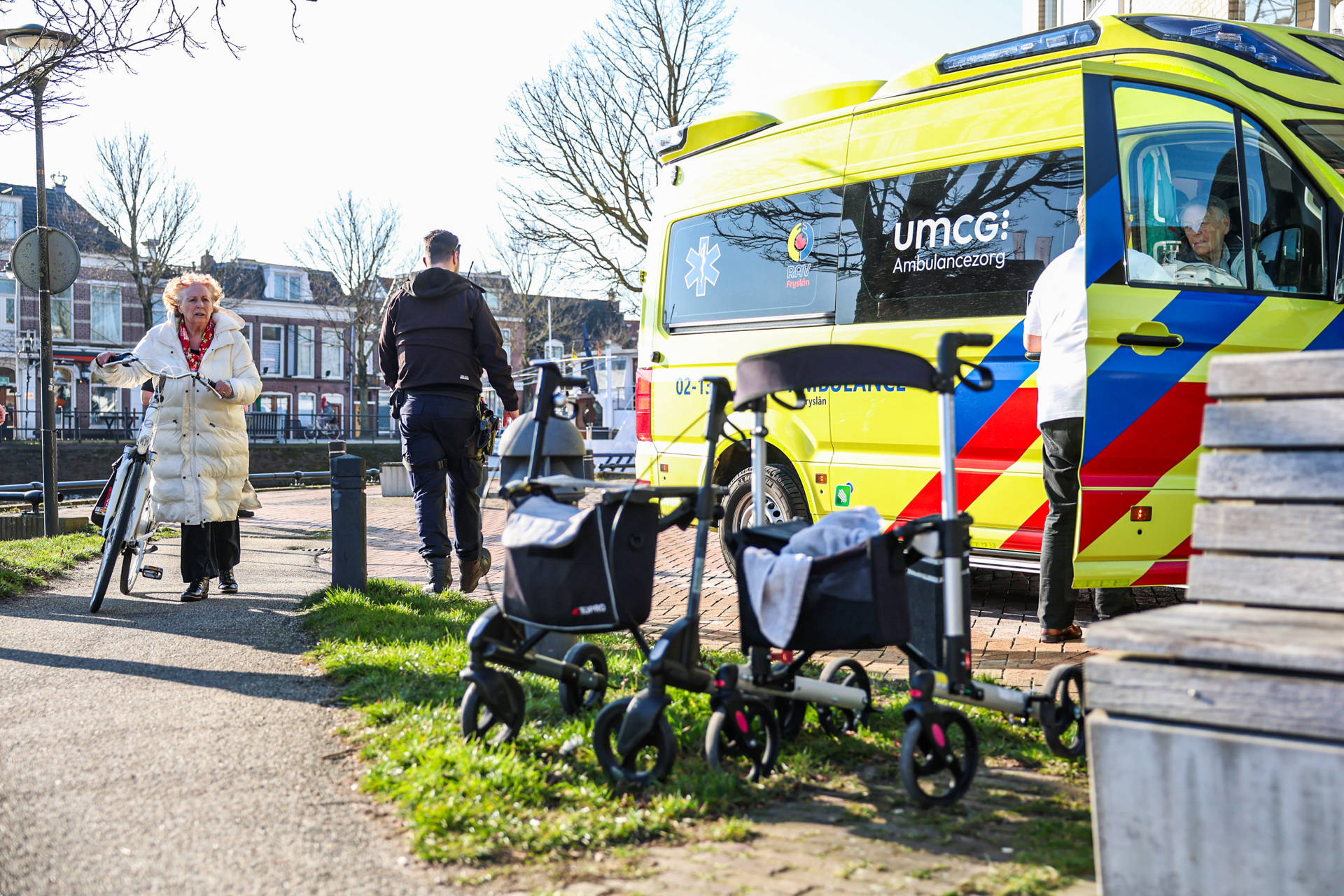 Man met rollator te water, omstanders halen hem uit het water