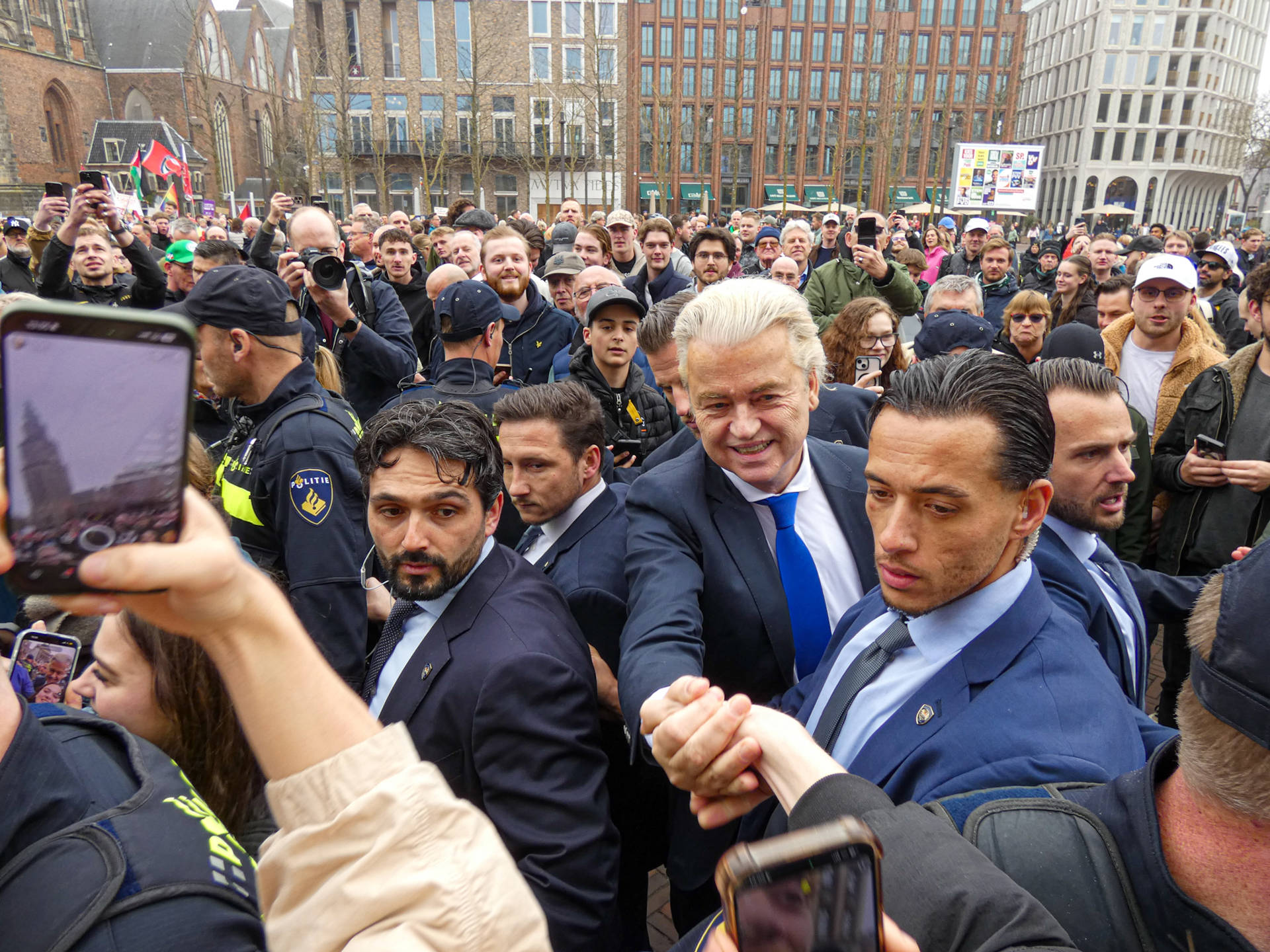 Wilders aangekomen voor AZC-tour, ook protest op de markt