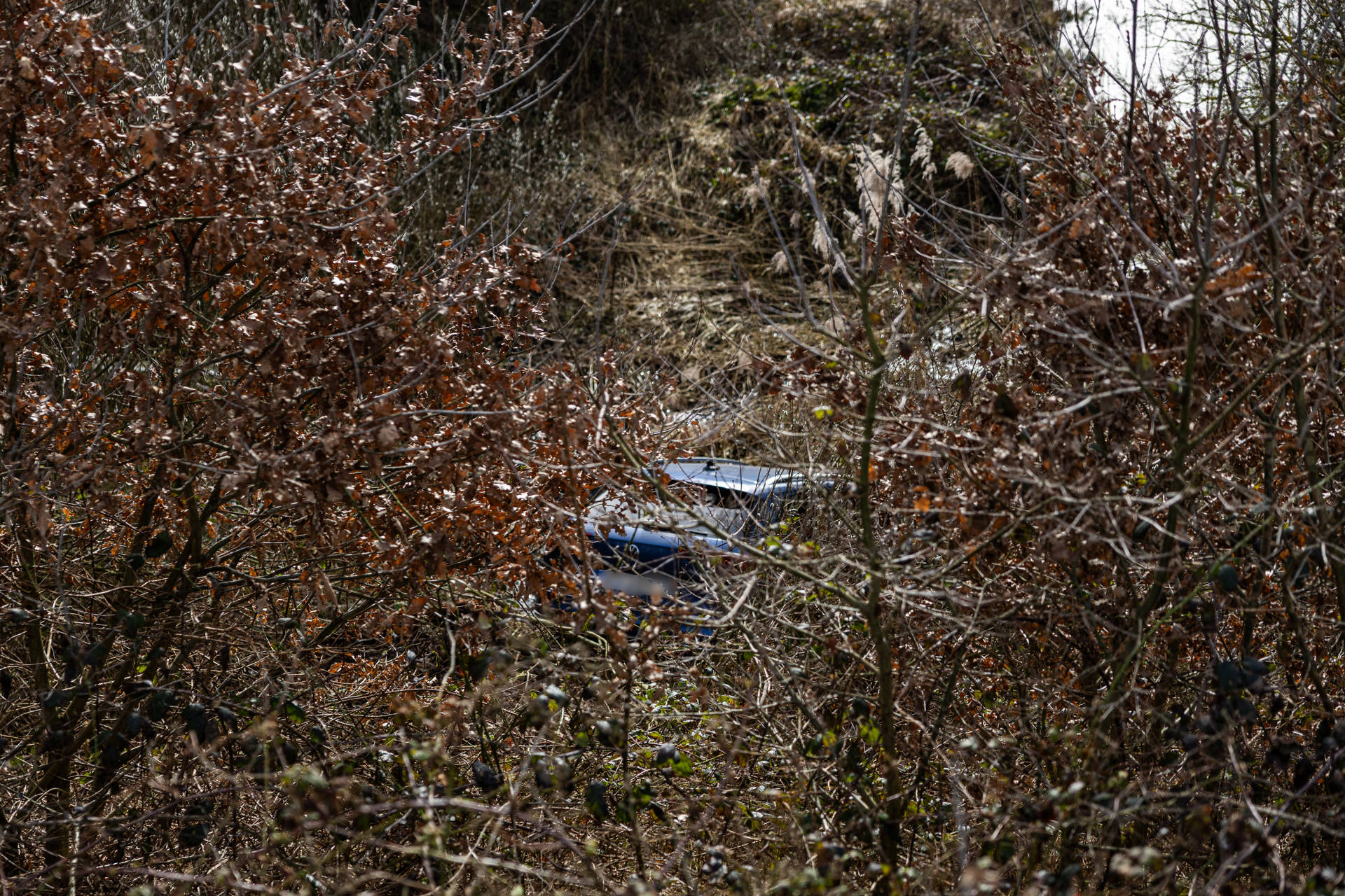Auto met drie inzittenden belandt in sloot naast oprit snelweg