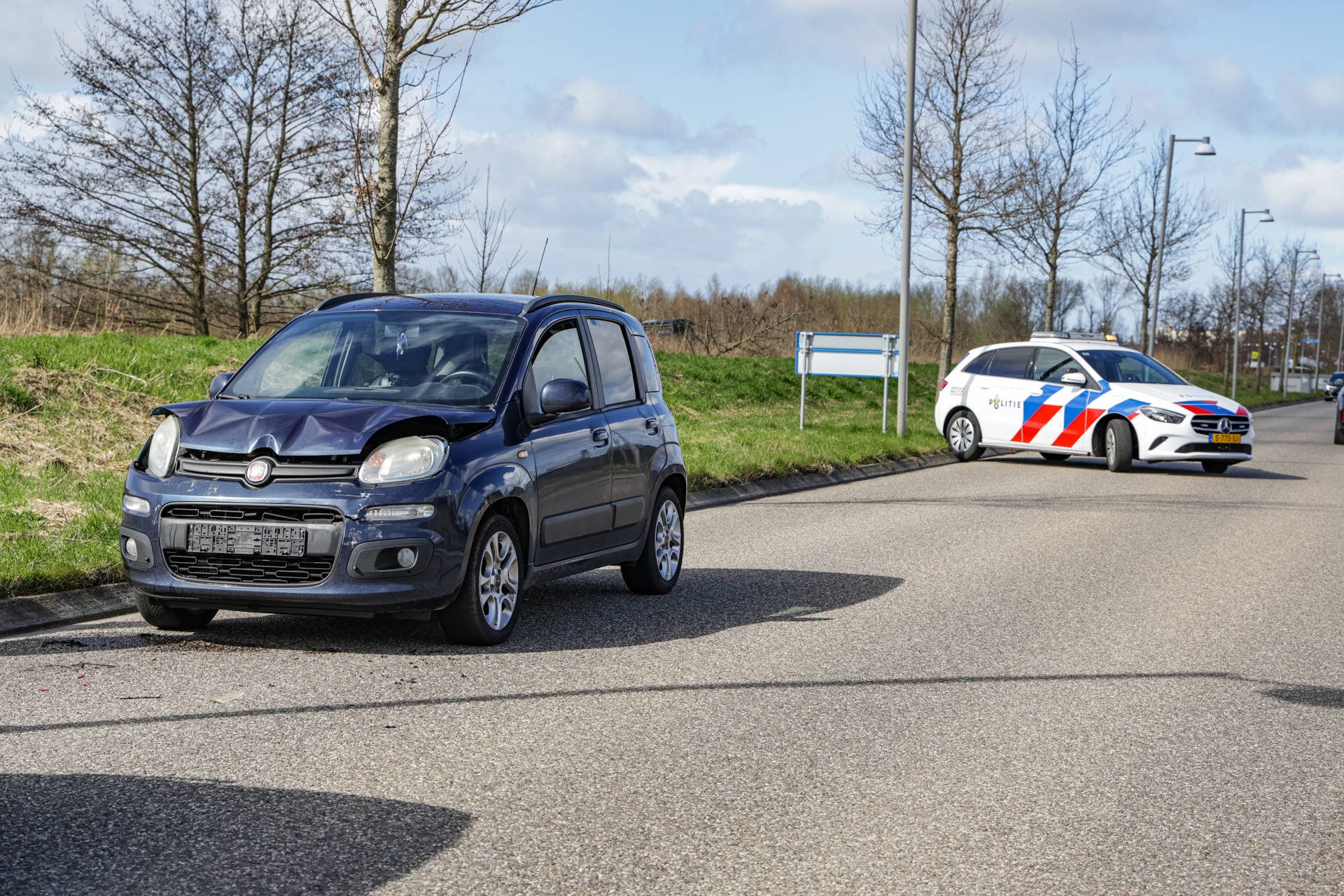 Kop-staartbotsing bij afslaande auto, kind krijgt traumabeertje