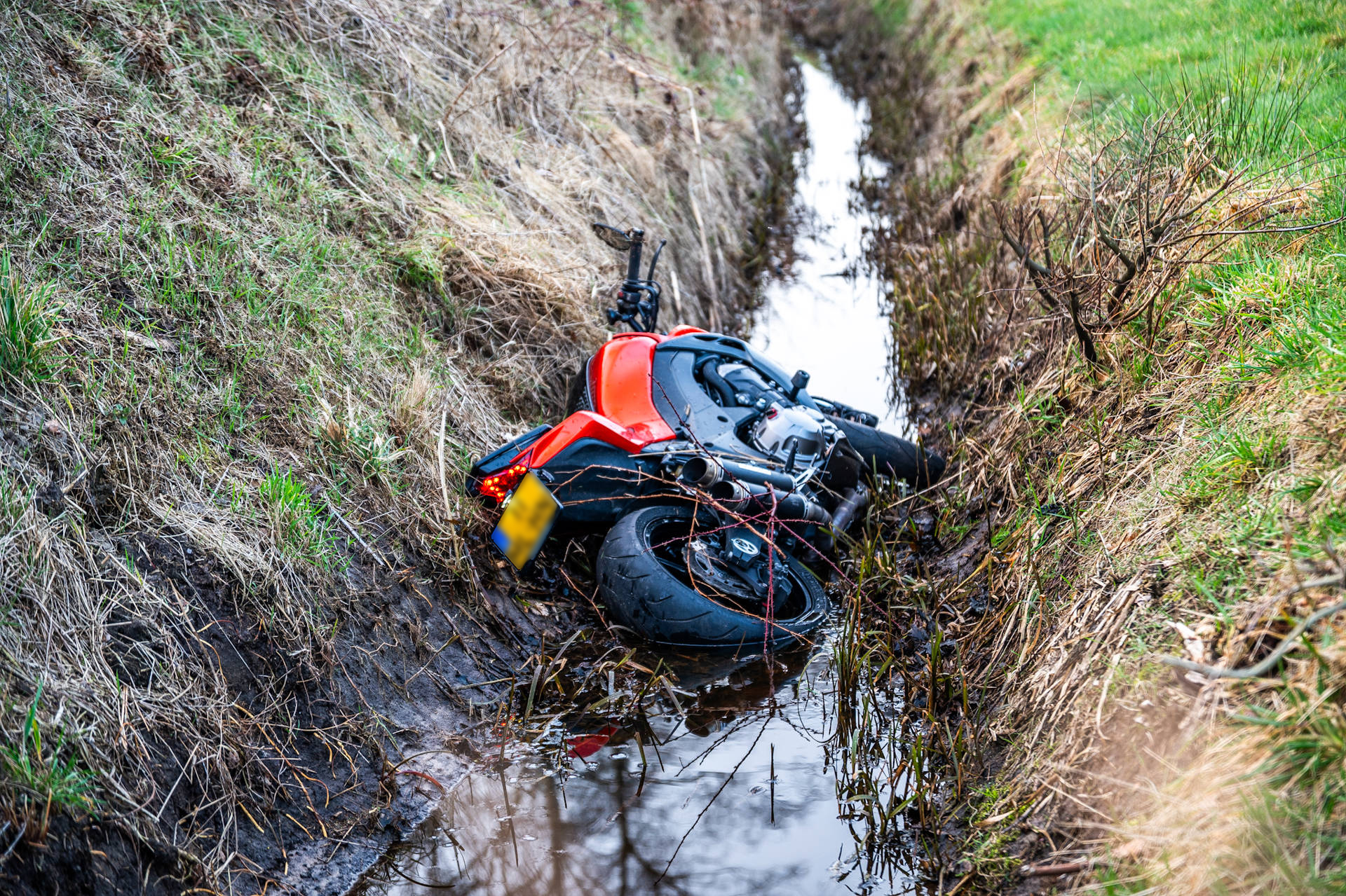 Motorrijder gewond na botsing met boom