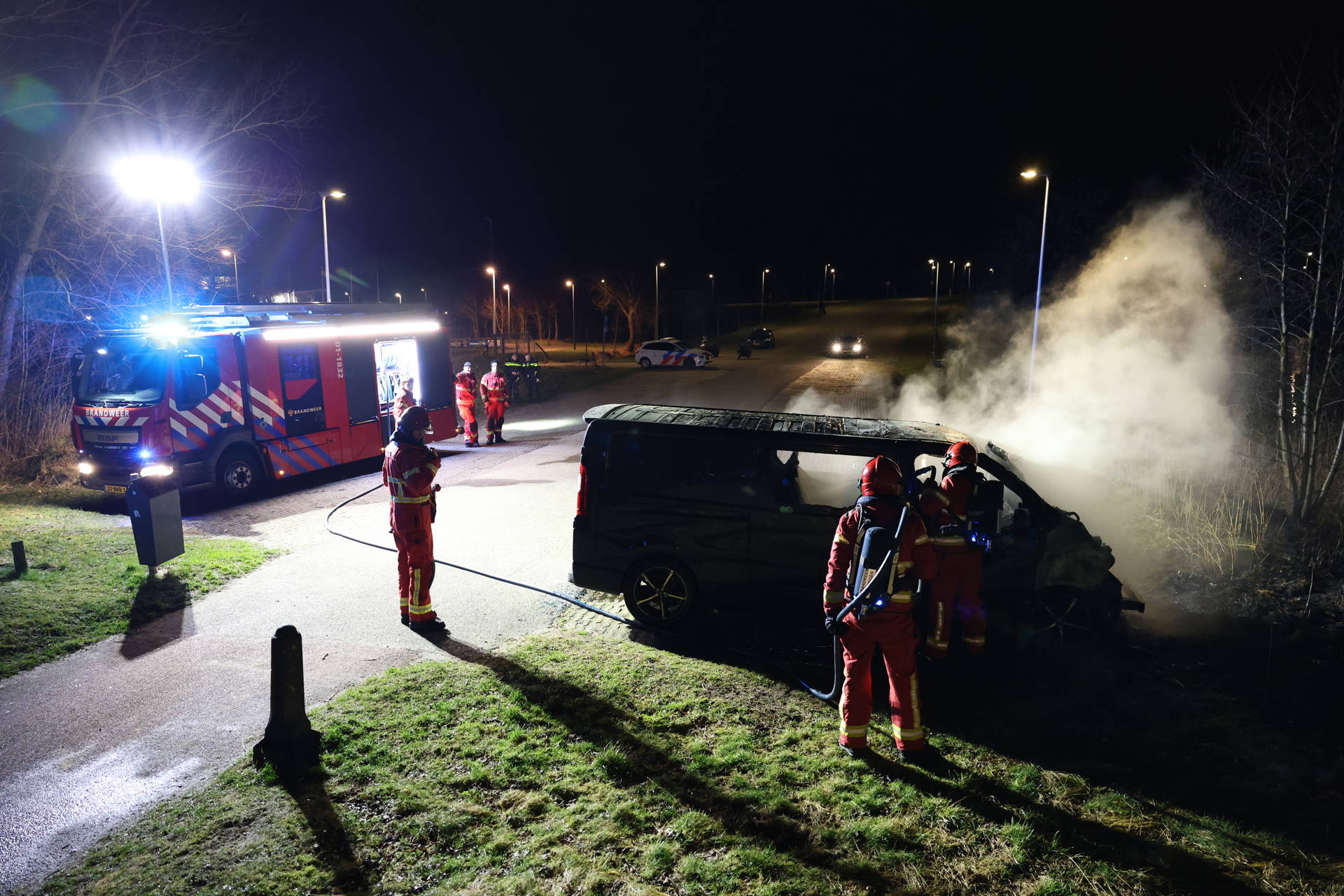 Busje raakt zwaar beschadigd door brand