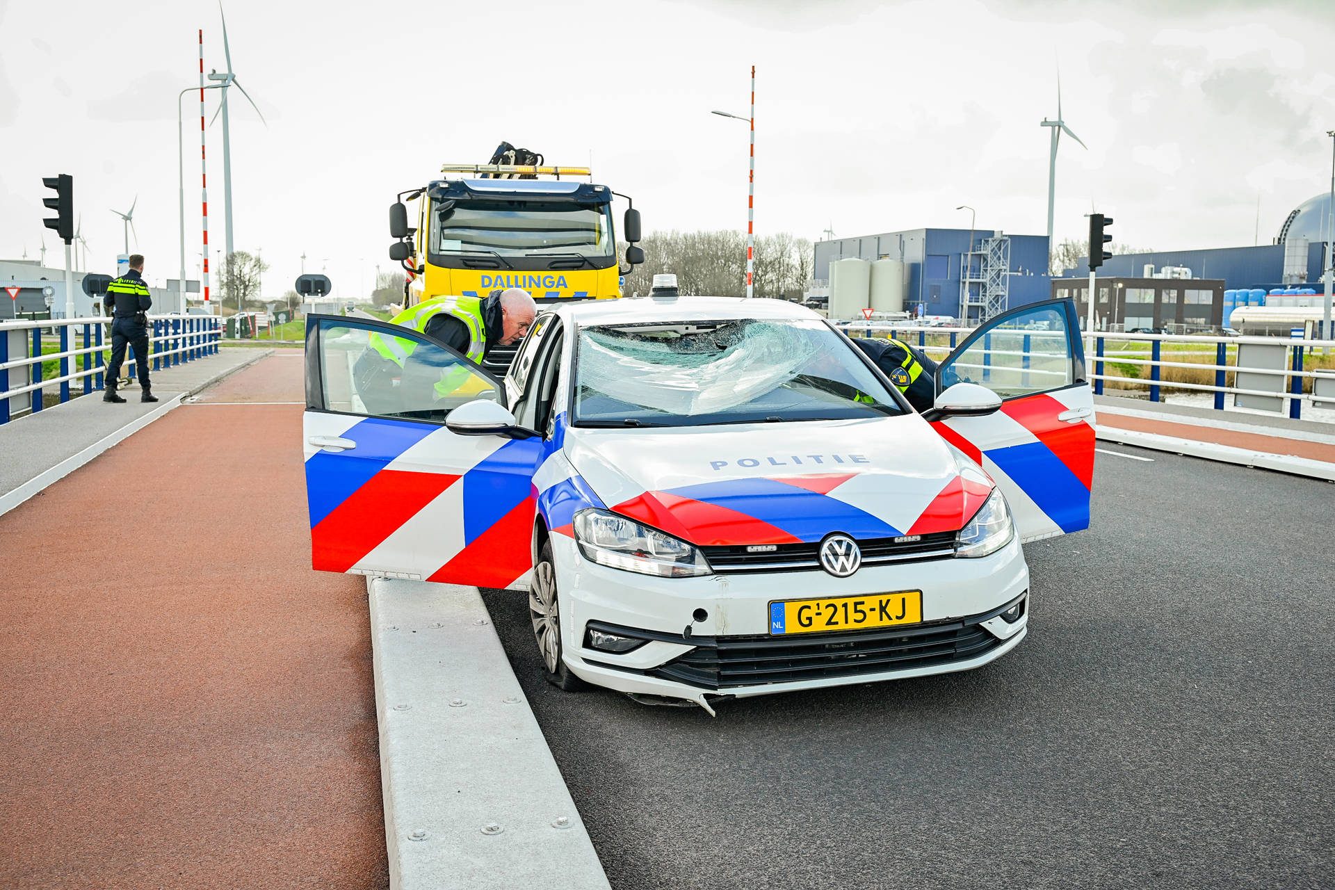 Politie voertuig raakt van de weg tijdens spoedrit