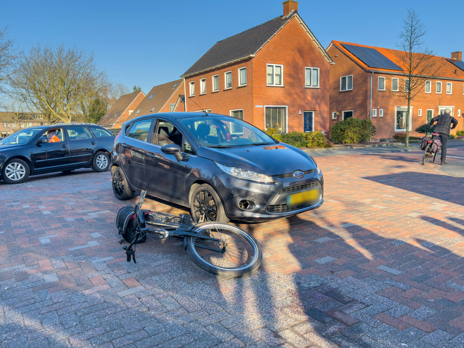 Fietser gewond bij aanrijding met auto op kruising