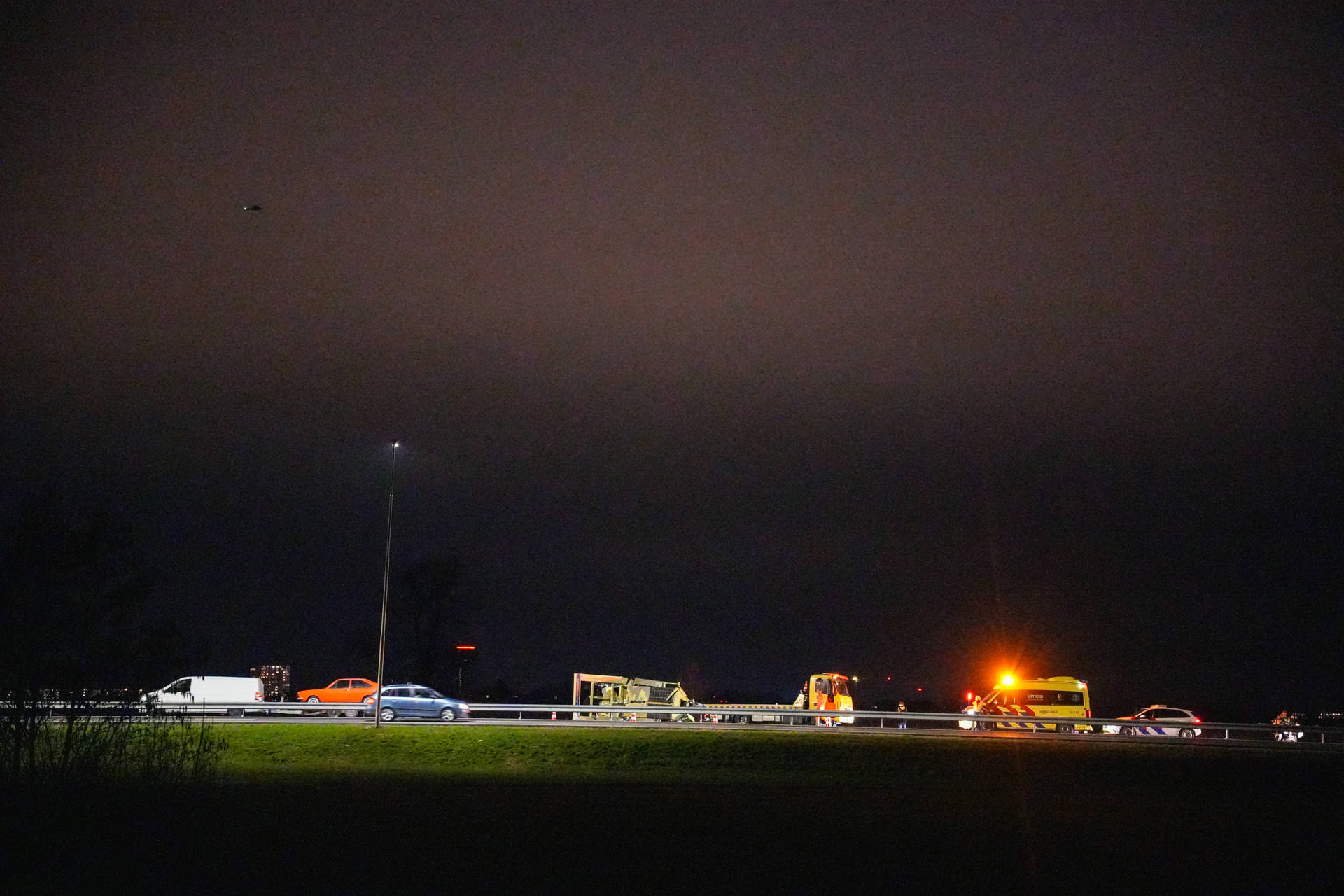 Automobilist vlucht na aanrijden van pijlwagen