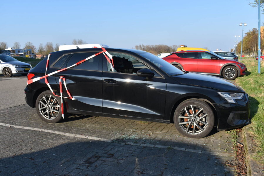 Ruit van geparkeerde auto vernield op parkeerplaats
