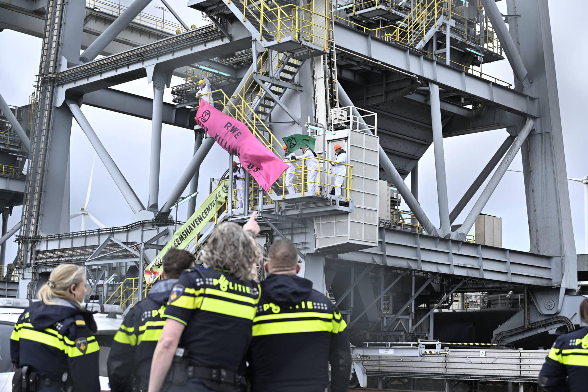 Actievoerders bezetten loskade van energiecentrale en blokkeren kolenschip