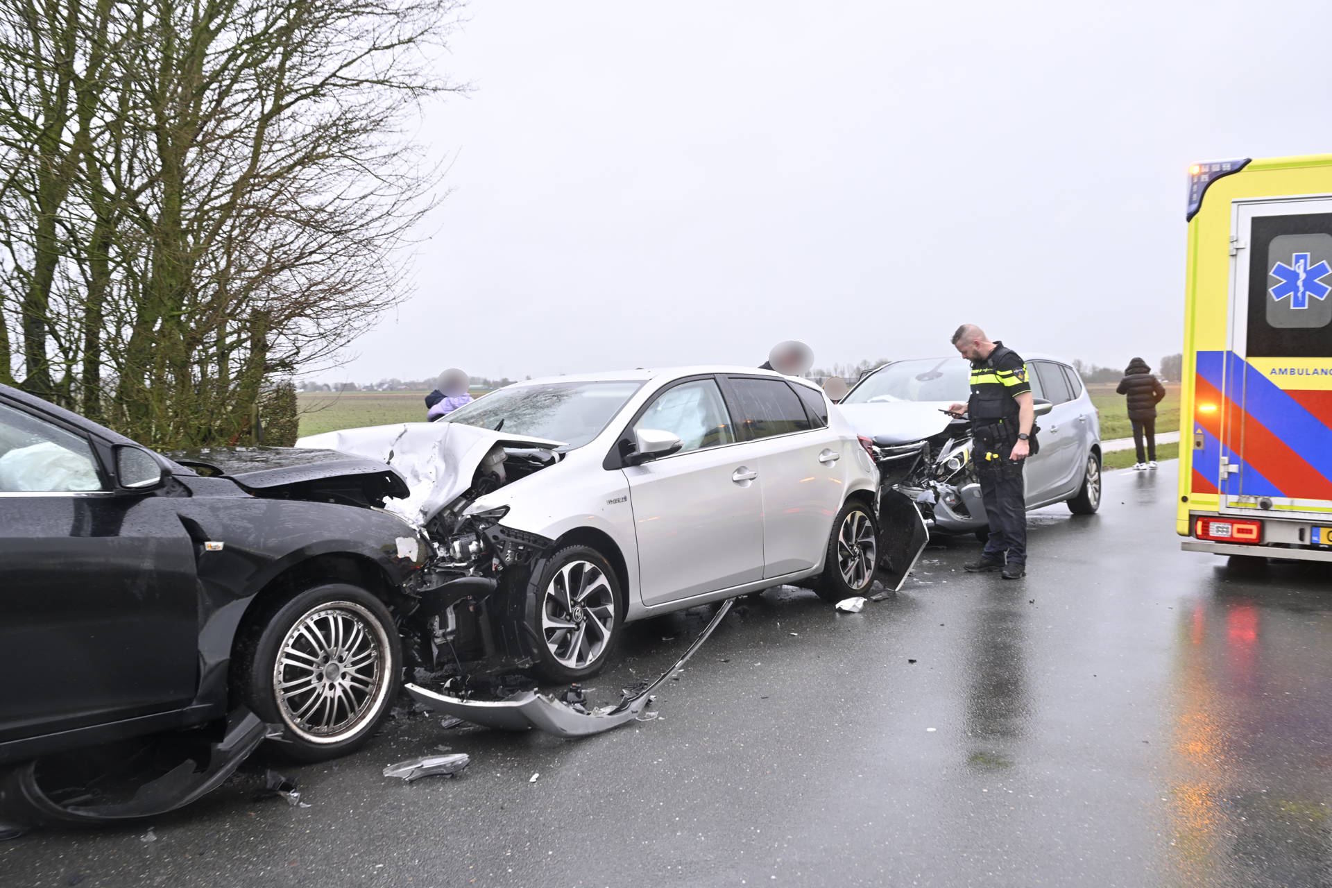 Gewonden bij fors ongeval met drie voertuigen