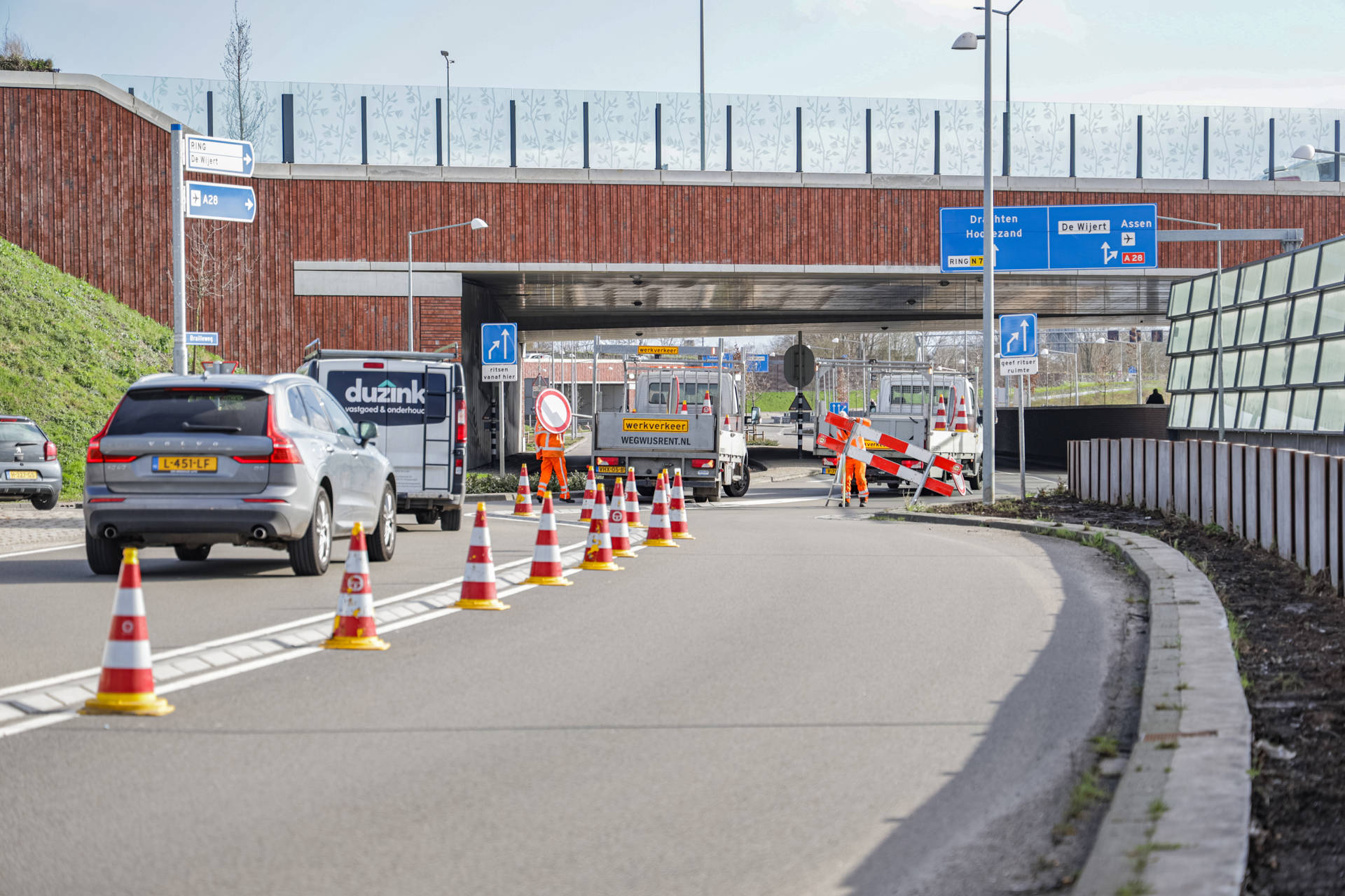 Afrit afgesloten na vallende gevelplaat van viaduct