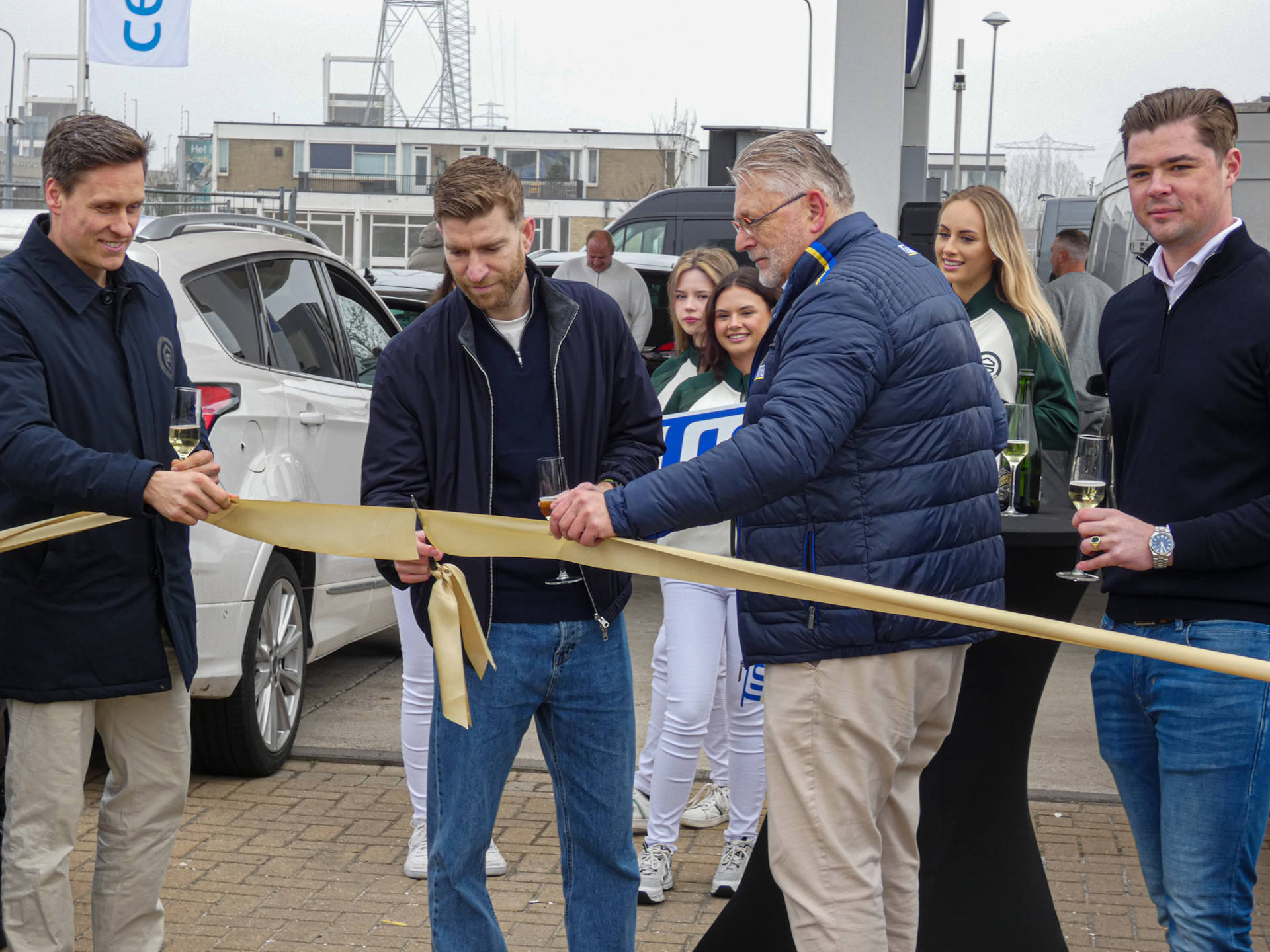 Feestelijke opening van FC-tankstation met stuntkorting