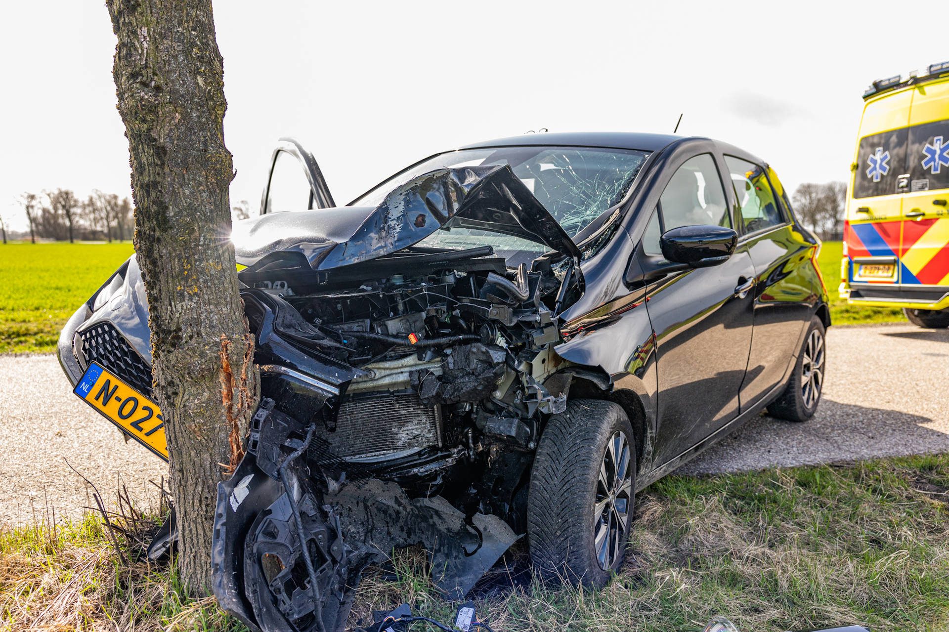 Automobilist naar ziekenhuis na botsing tegen boom