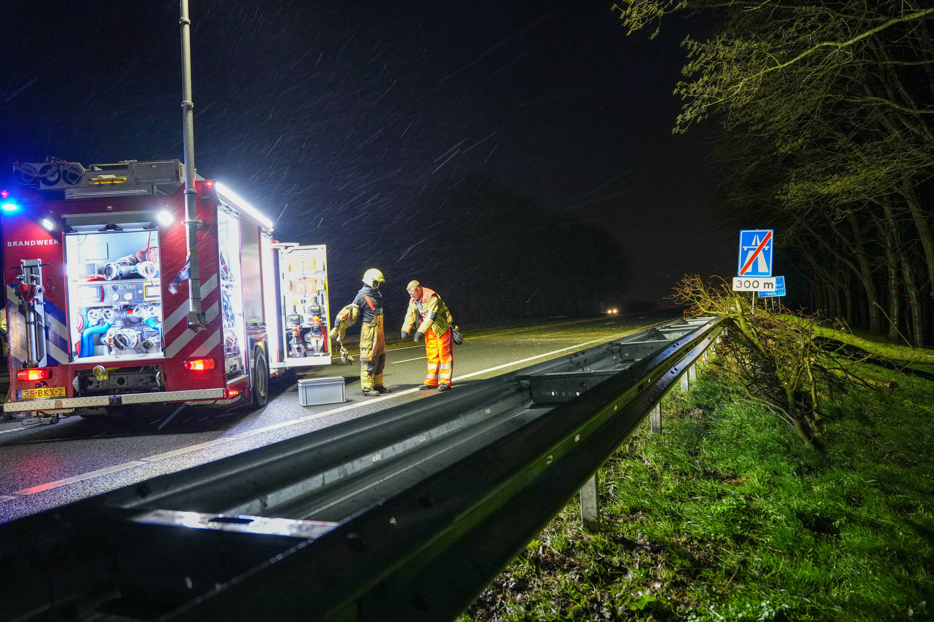 Weg dicht door omgevallen boom