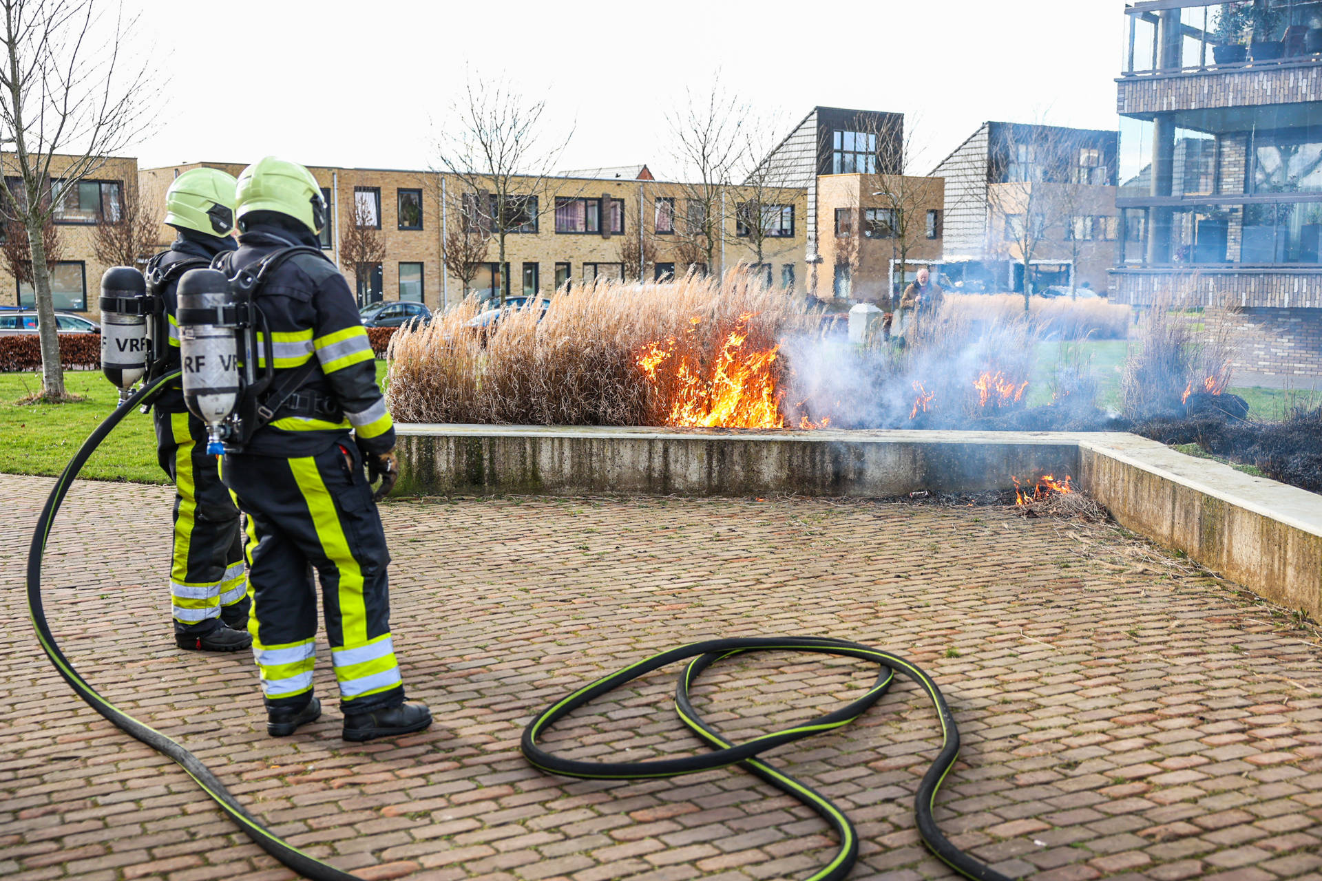 Brandweer blust felle buitenbrand