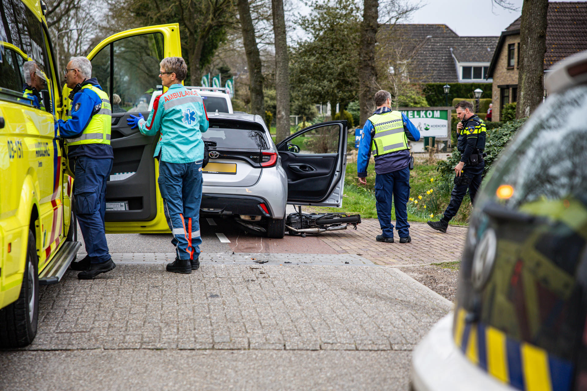 Auto belandt bovenop brommer bij botsing