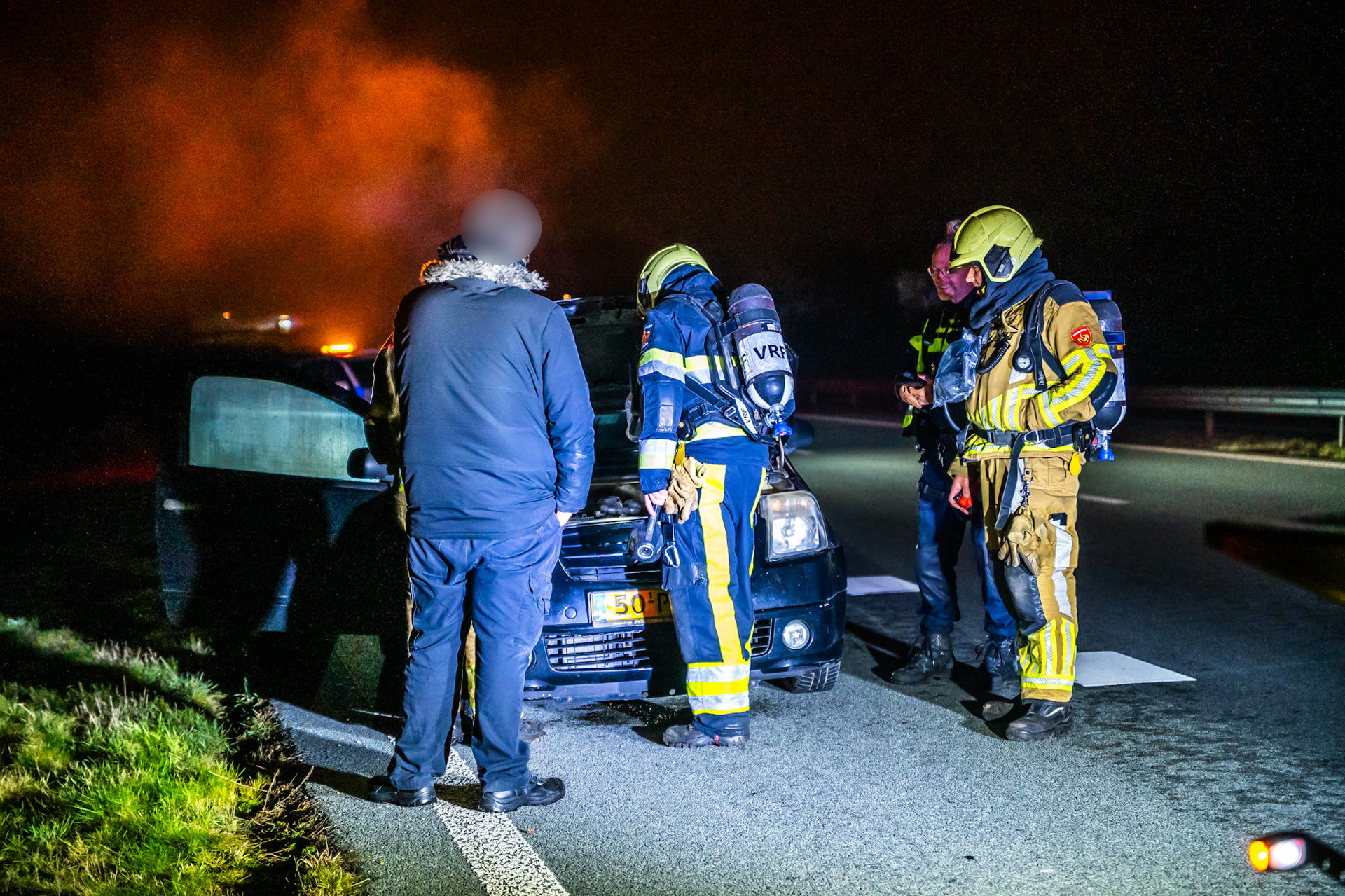 Rookontwikkeling onder de motorkap tijdens het rijden