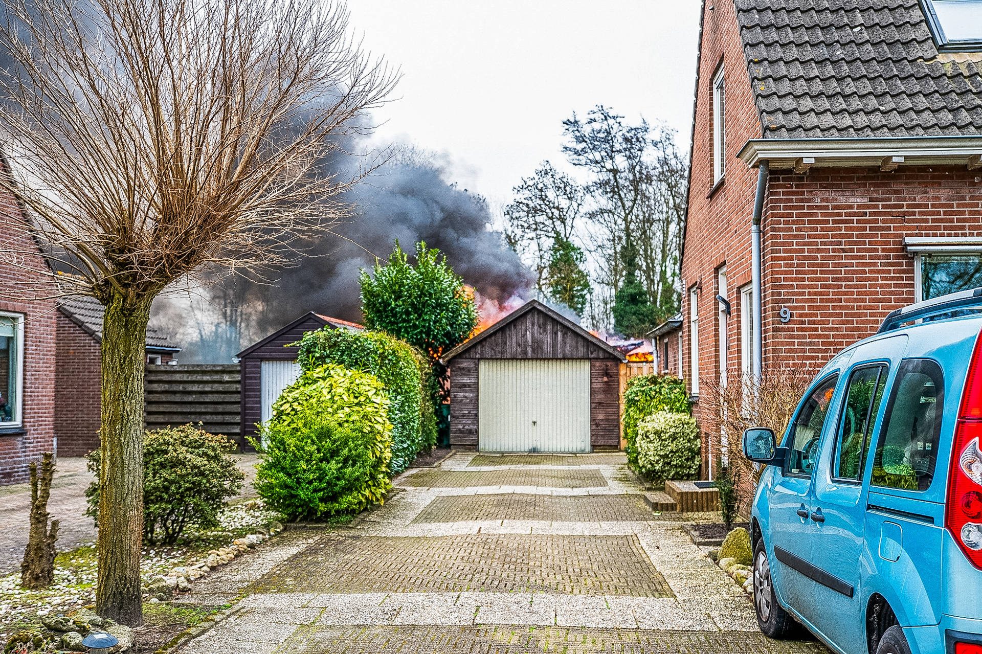 Uitslaande brand in garageboxen