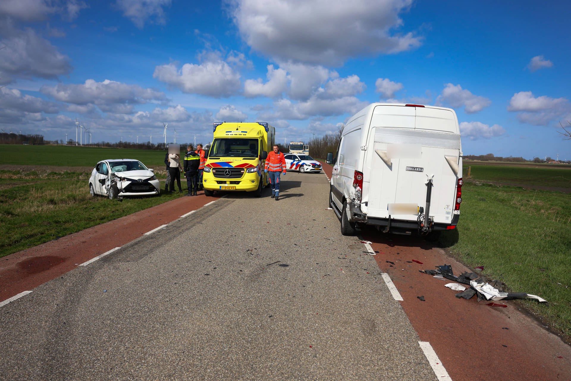 Automobilist botst achter op bestelbus