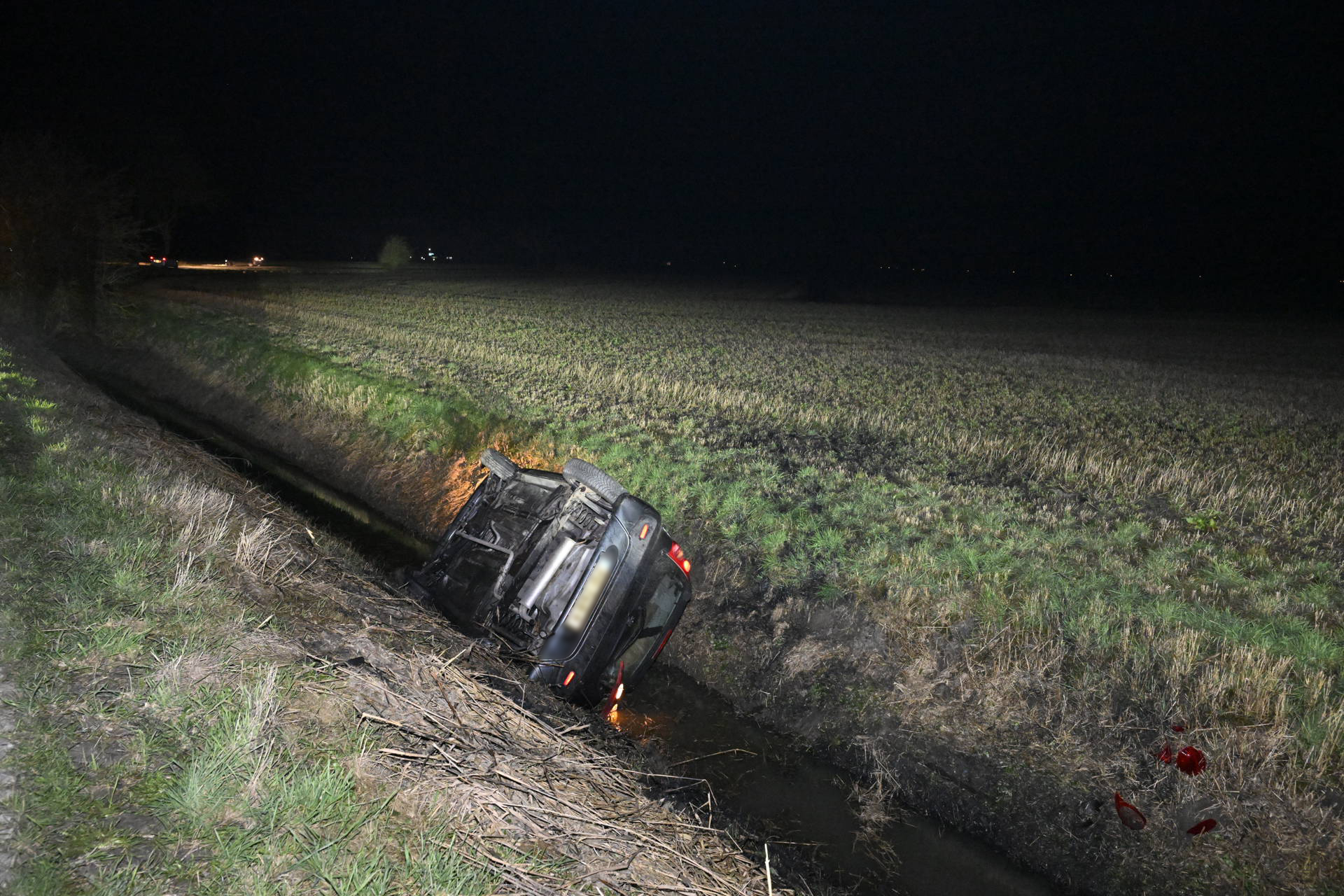 Automobilist belandt in sloot, inzittenden komen met schrik vrij