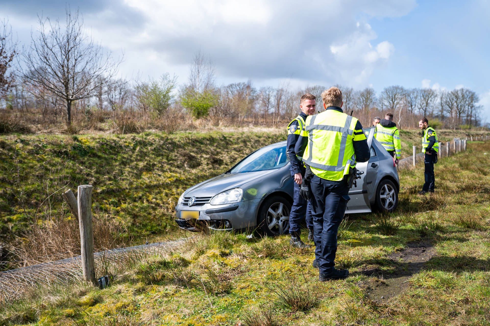 Auto raakt van de weg en botst tegen paaltje