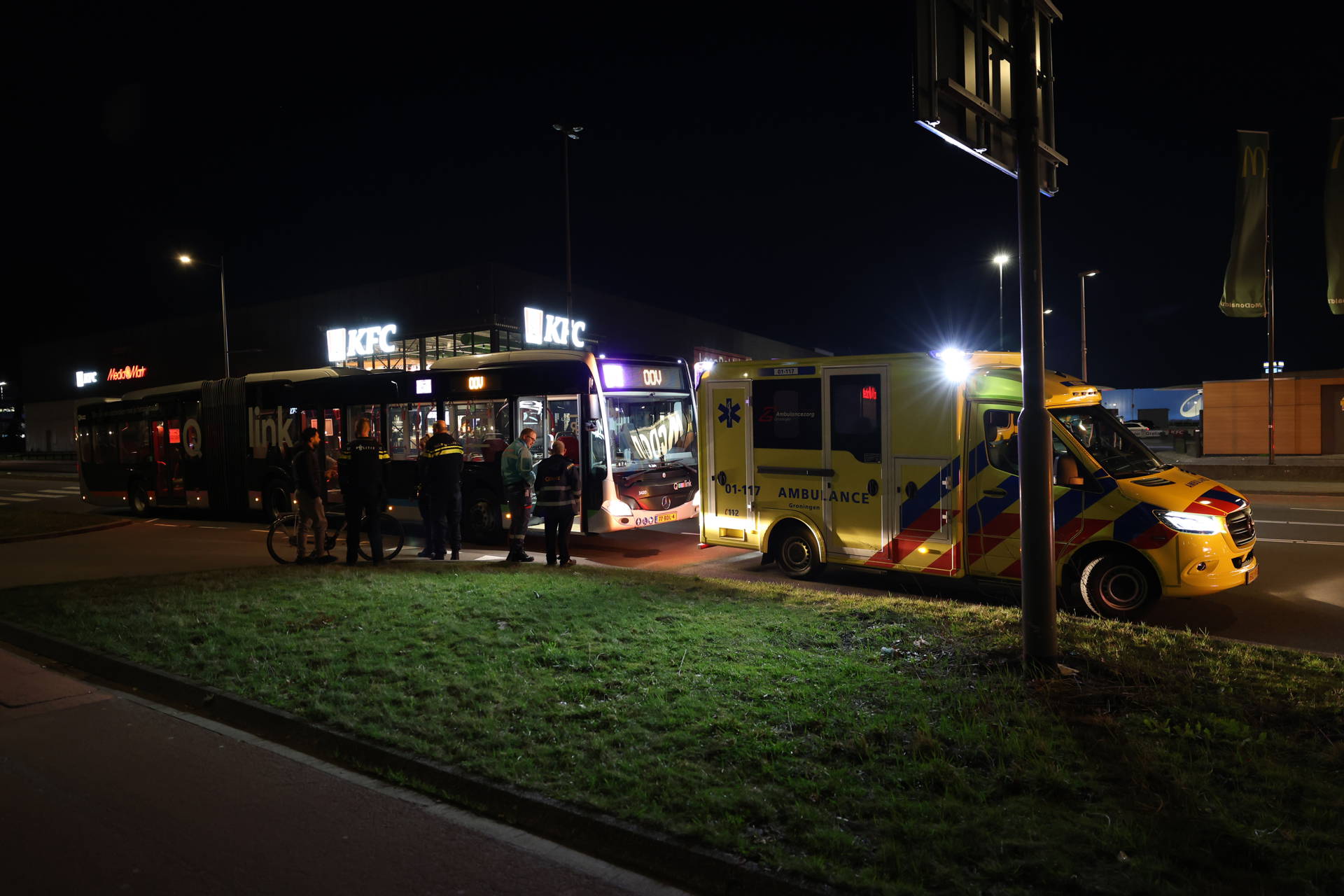 Buspassagier gewond nadat bus noodstop maakt voor automobilist