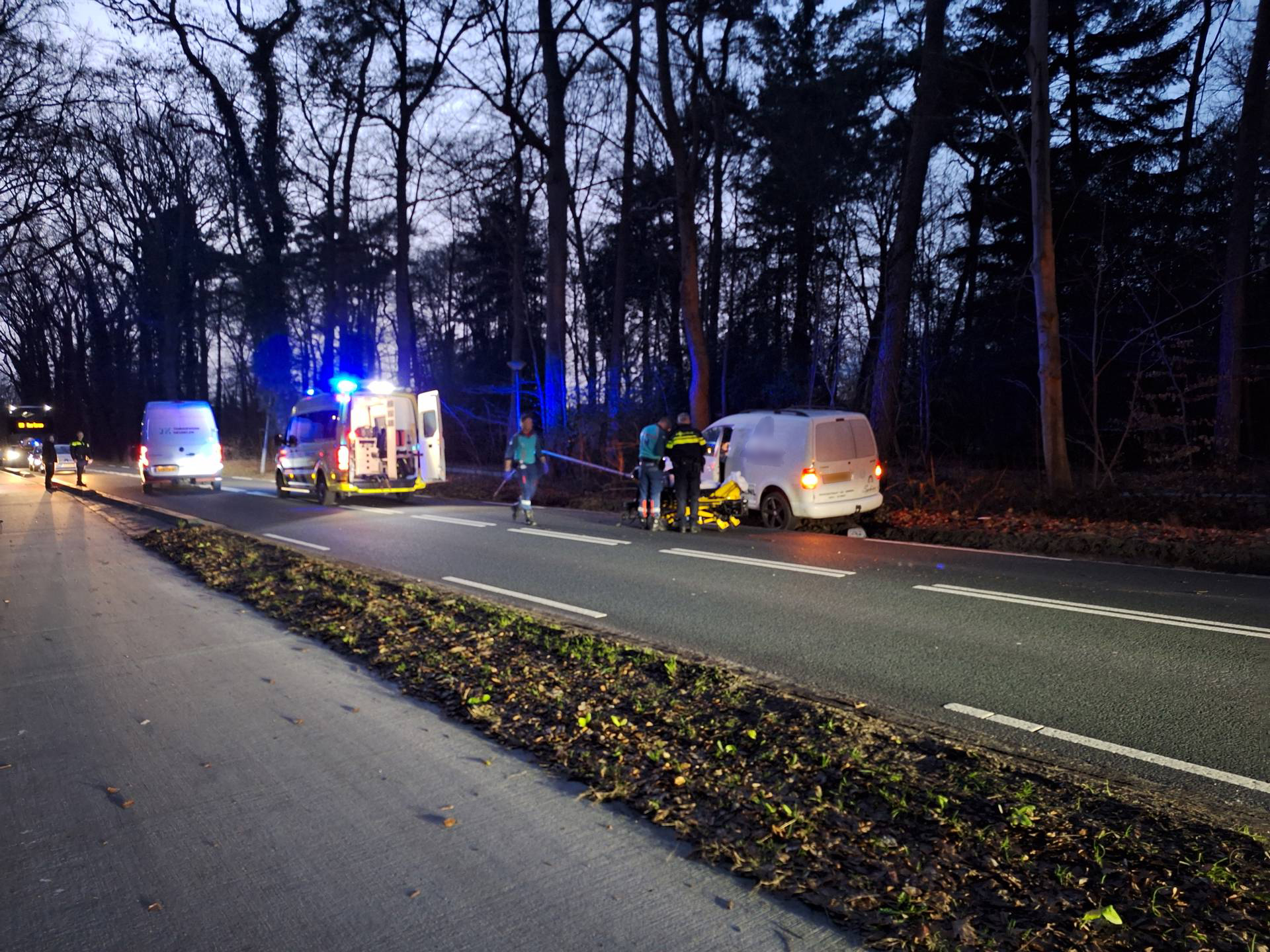 Bestuurder met bestelbus tegen lantaarnpaal, mogelijk onwel geworden