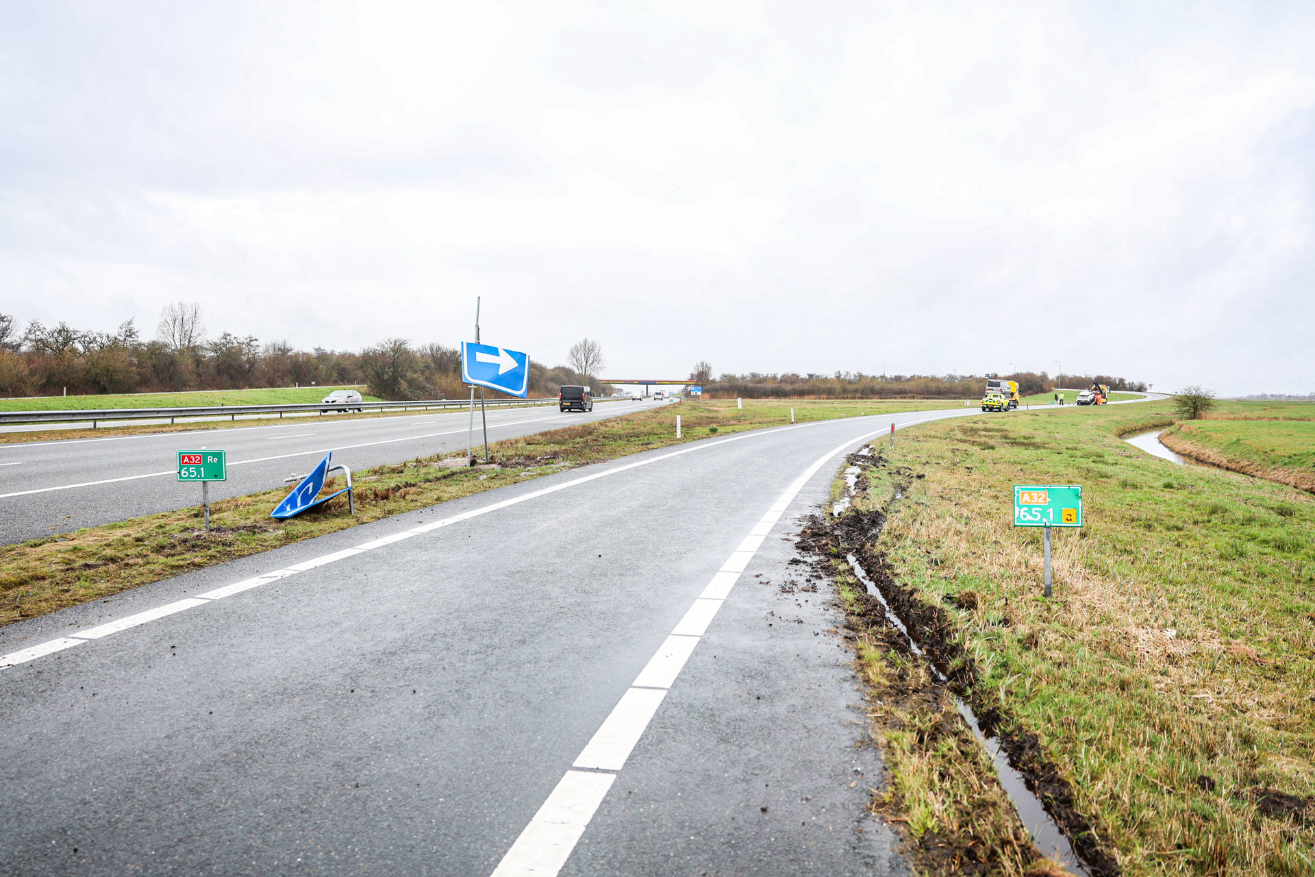Afrit snelweg afgesloten na ongeval en beschadigd verkeersbord