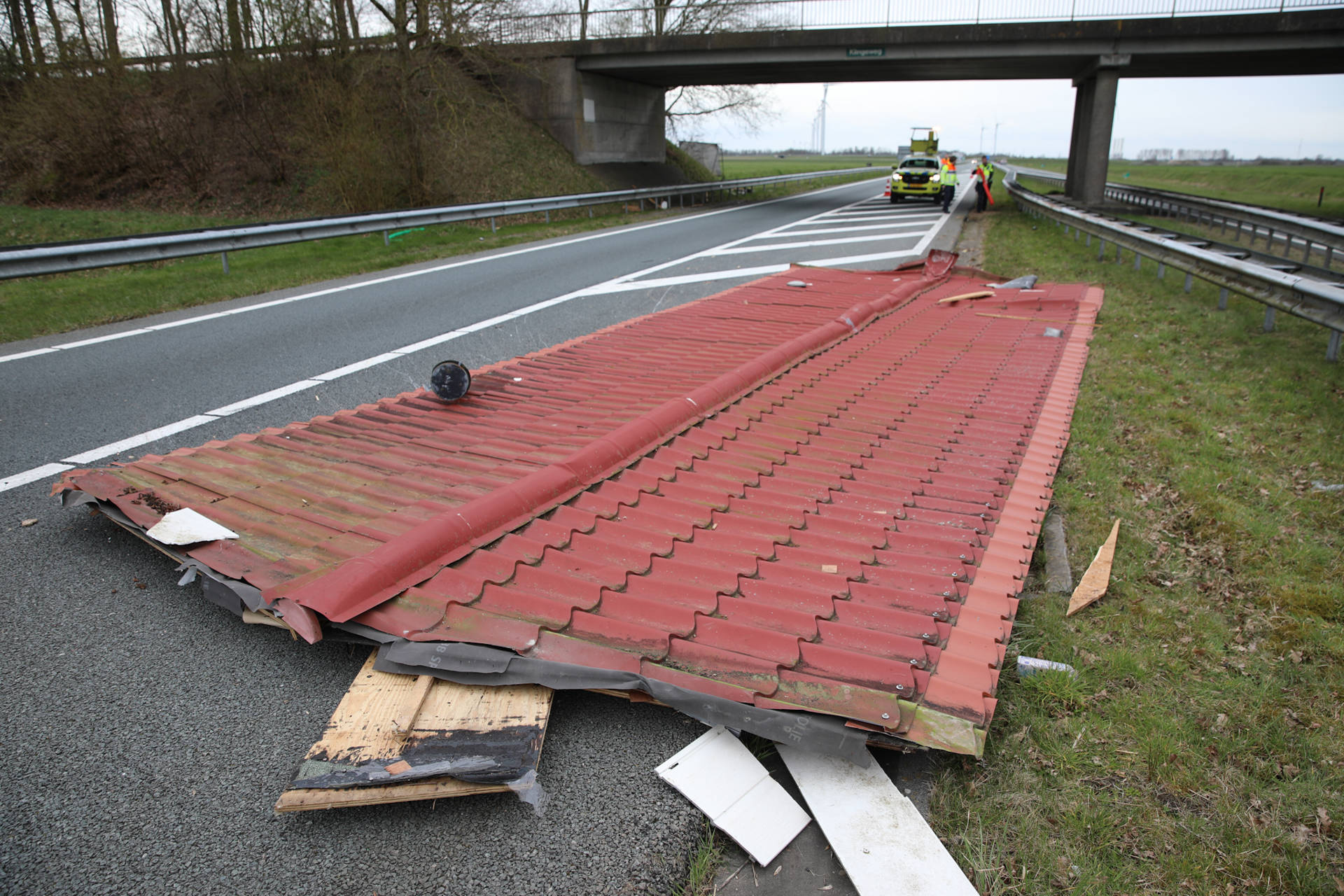 Chaletdak op rijbaan na botsing van vrachtwagen met viaduct