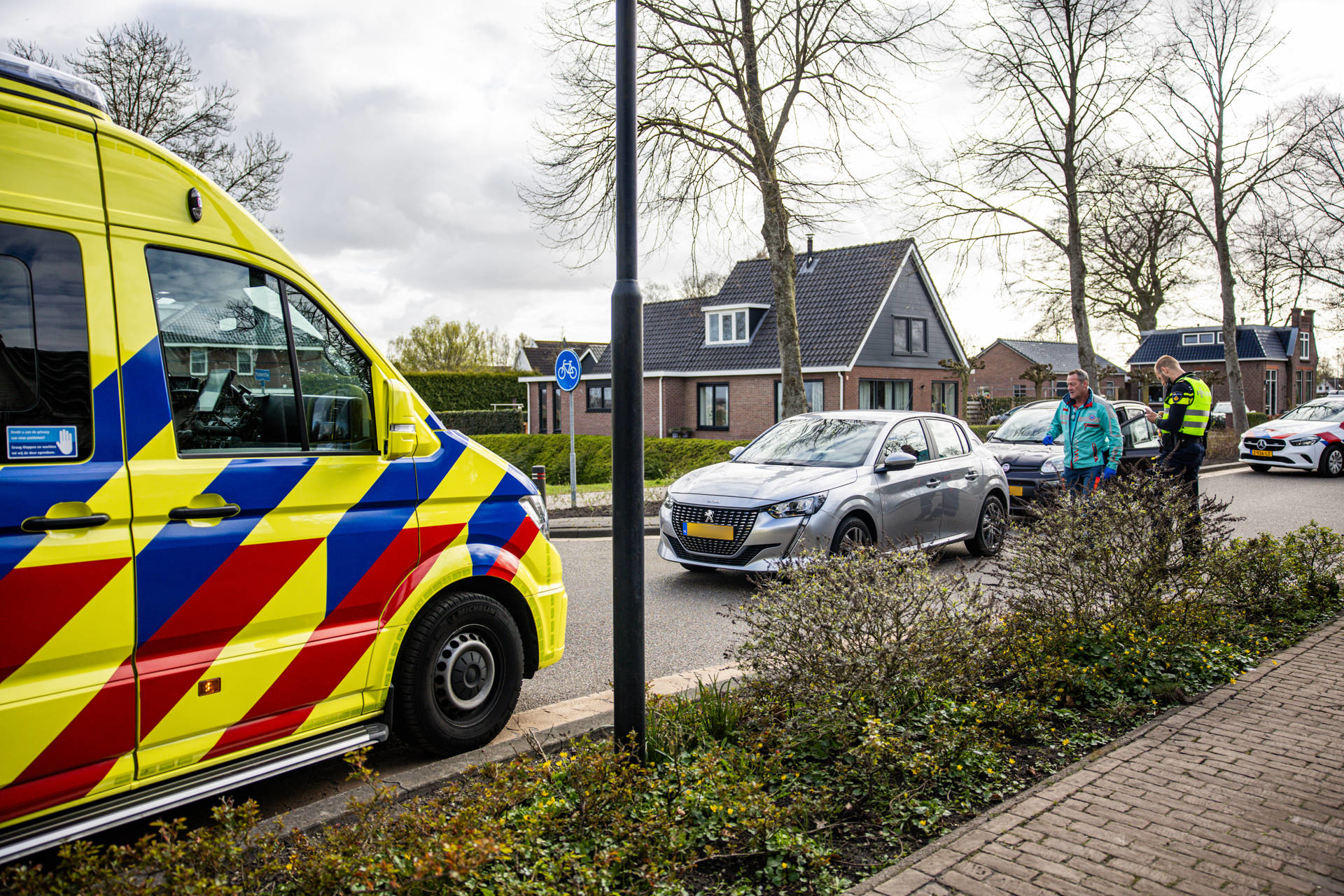 Verkeershinder na kop-staartbotsing tussen twee voertuigen