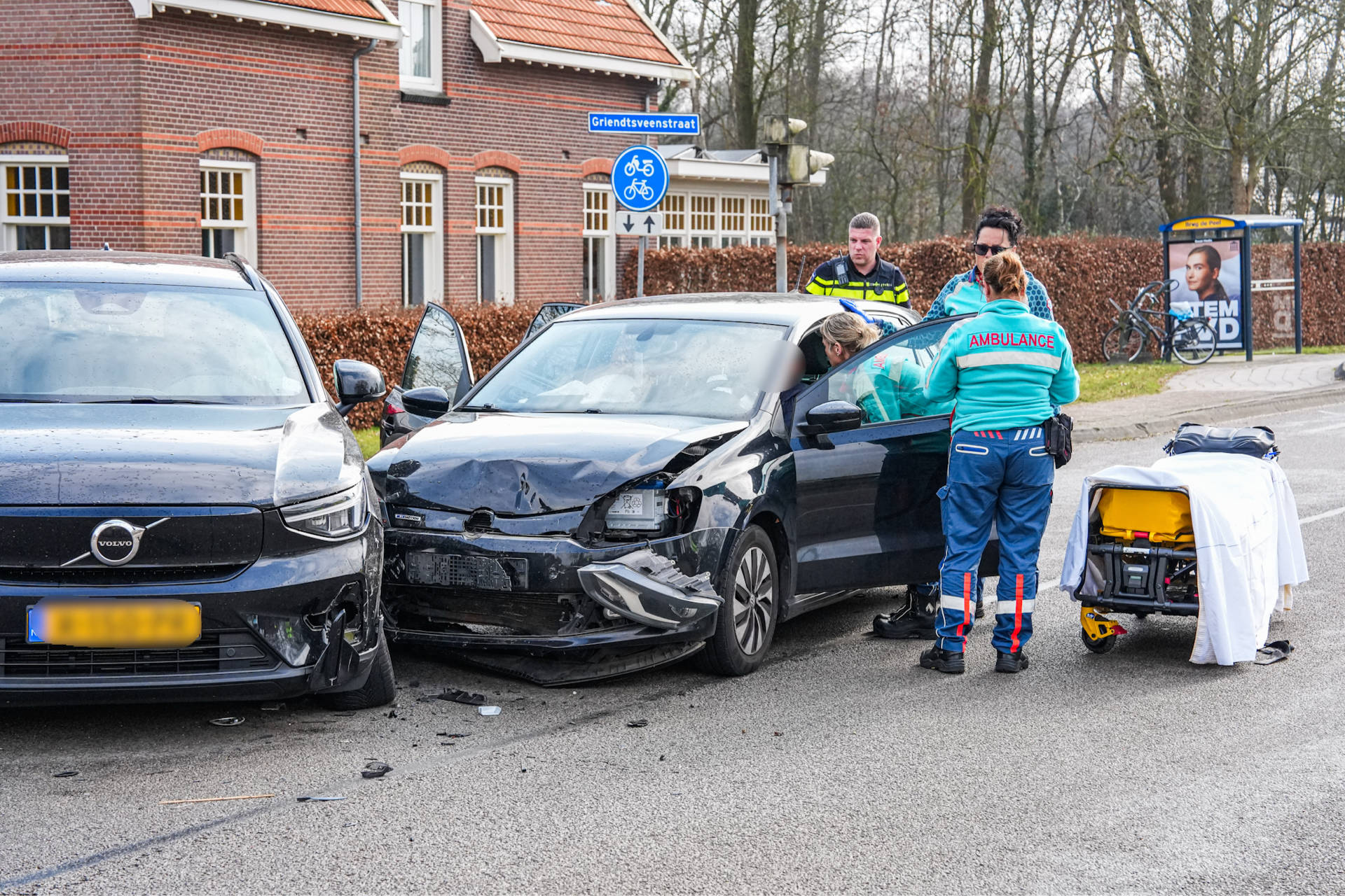 Vrouw gewond na botsing tussen twee auto’s op kruising