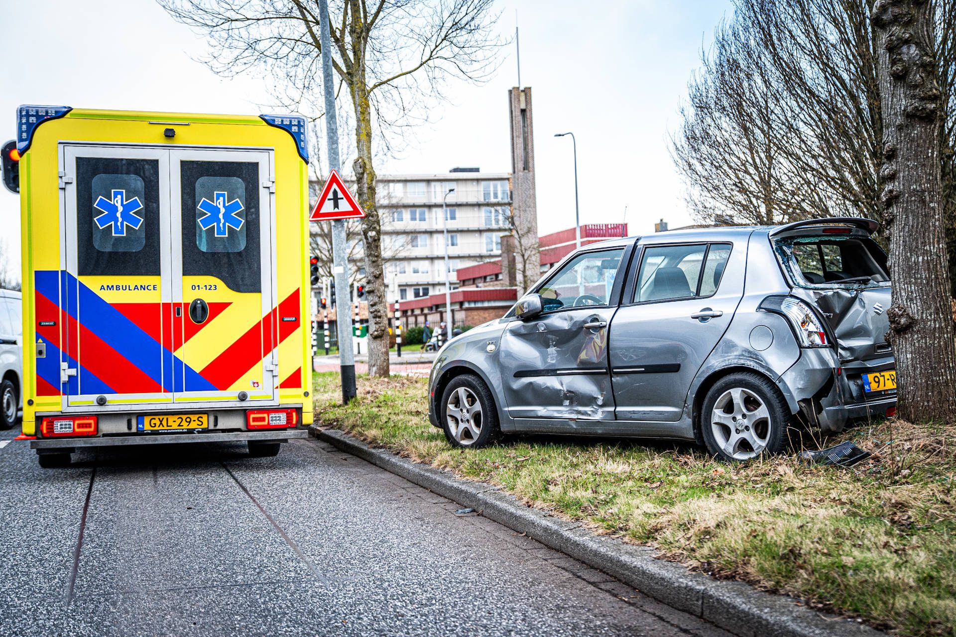 Auto botst met vrachtwagen op kruising