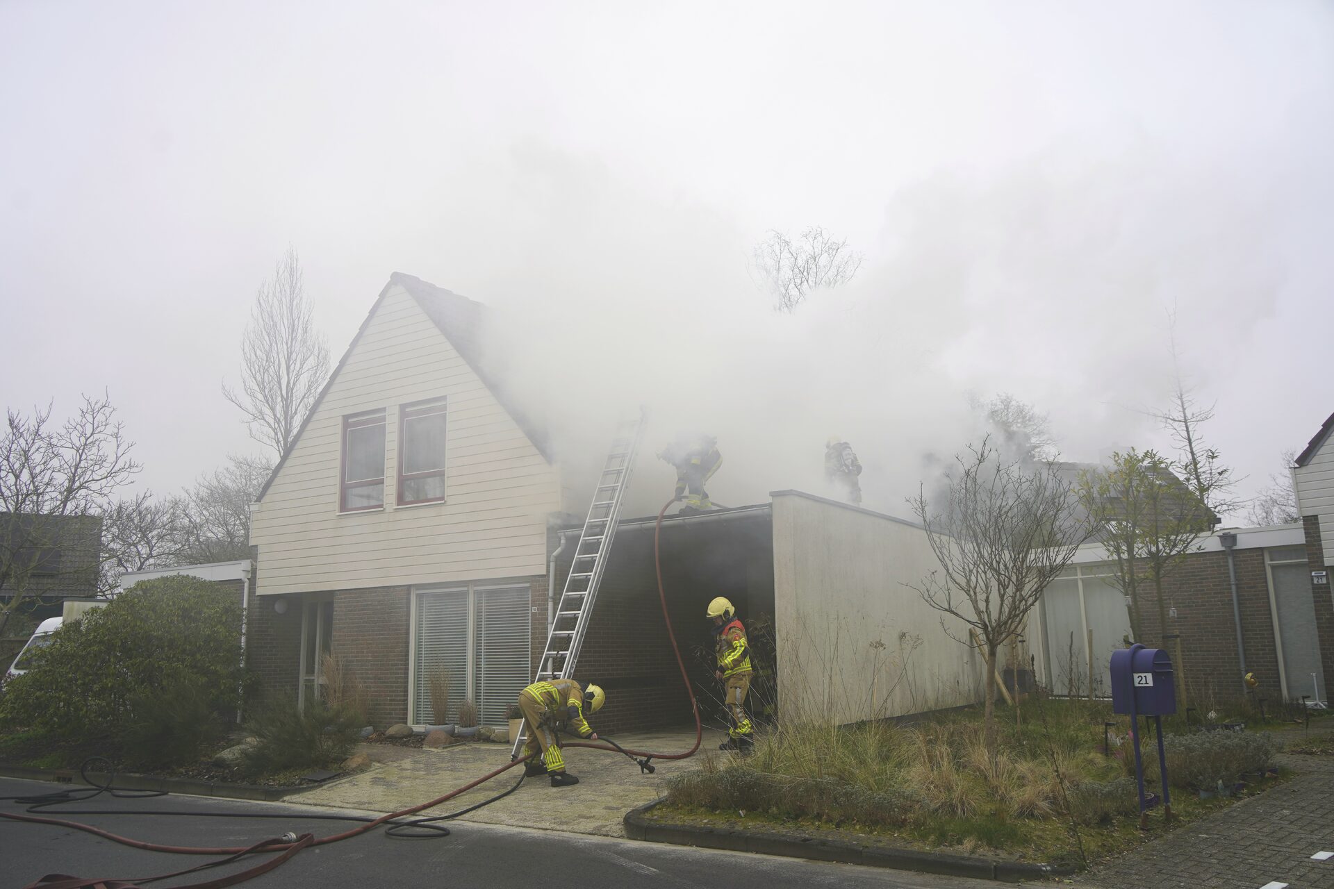Uitslaande brand in dak van woning