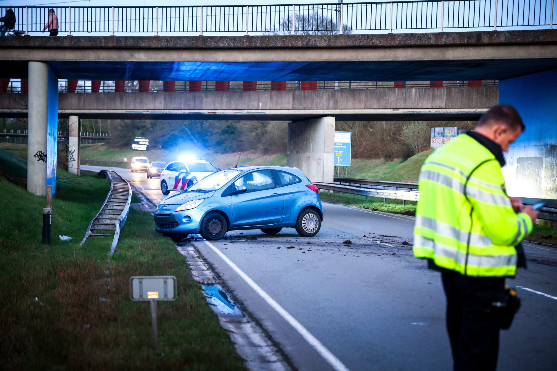 Auto schiet door middenberm en botst tegen vangrail op rondweg
