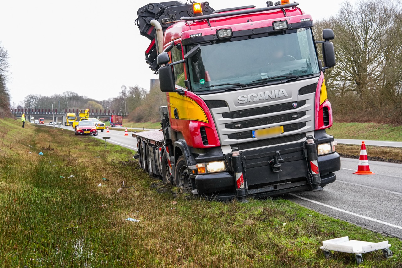 Vrachtwagen raakt van weg en belandt in berm