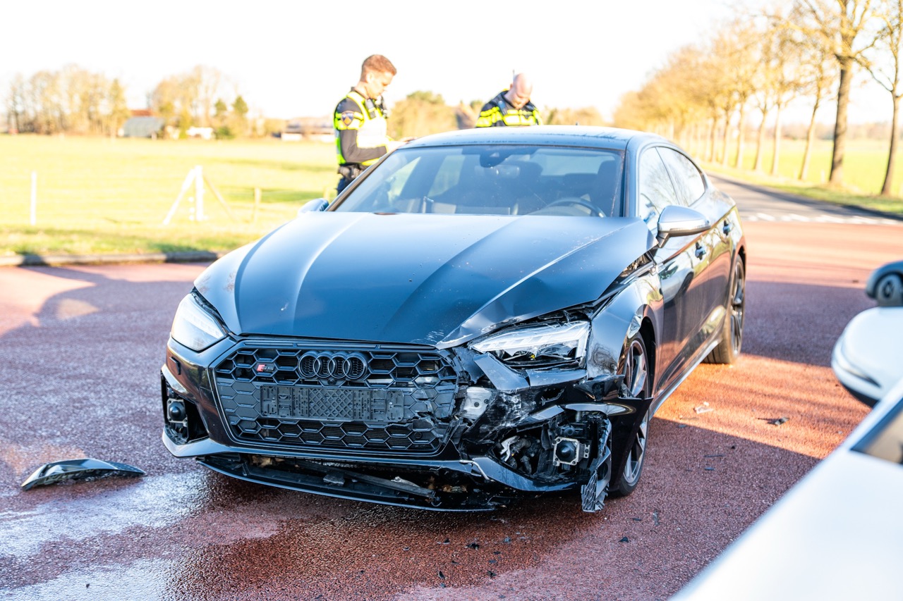 Schade na botsing tussen voertuigen