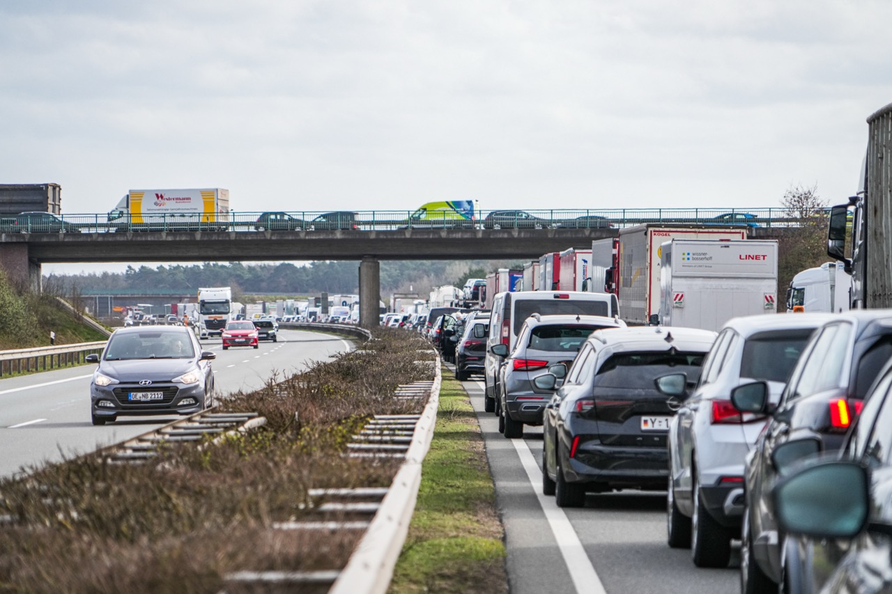 Snelweg urenlang dicht na botsing met botsabsorber