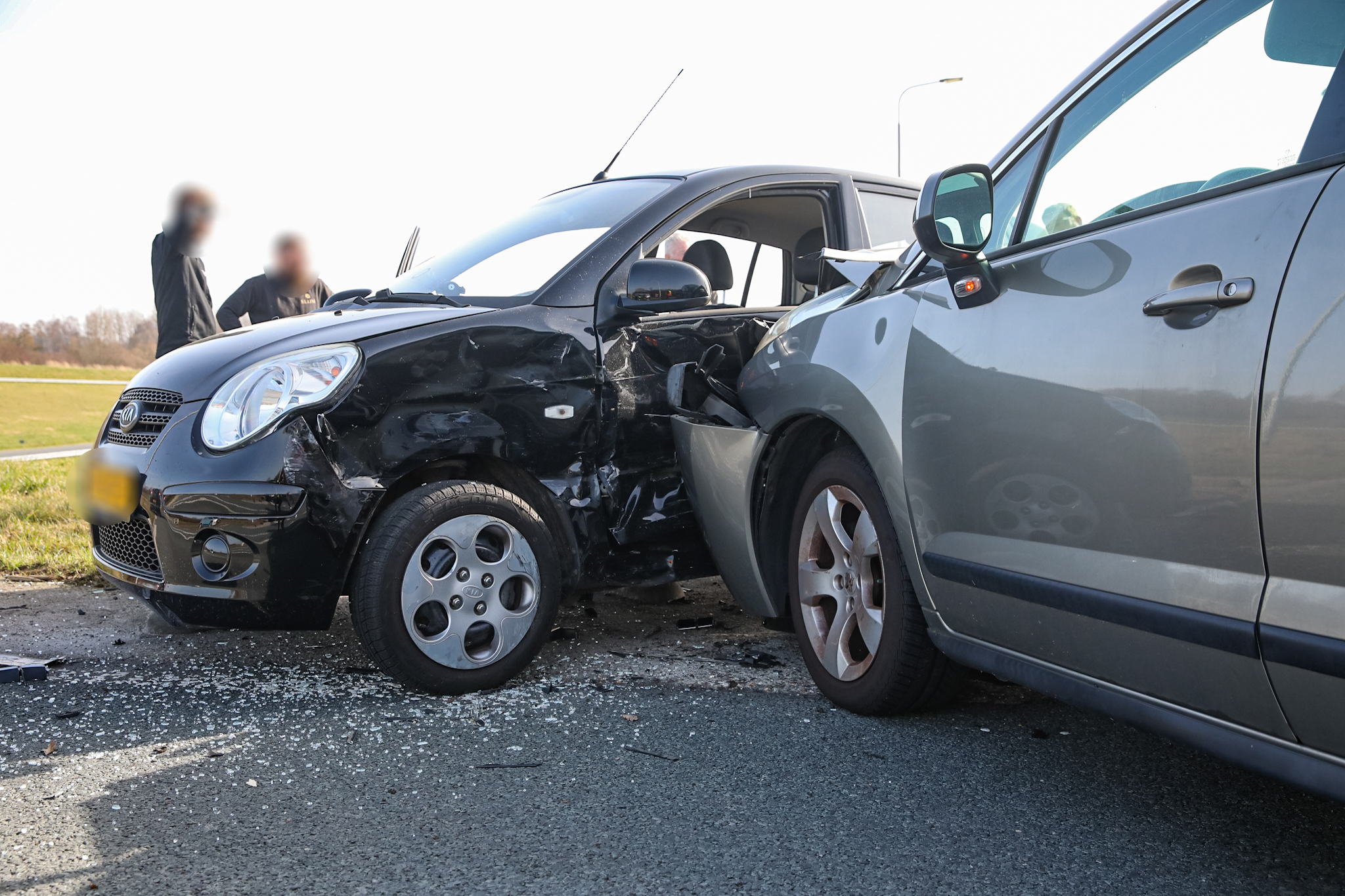 Twee auto’s botsen op kruising bij snelweg